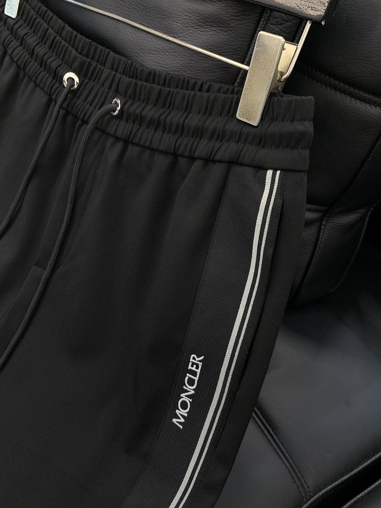 ，Moncler 蒙口，2025秋冬最新品，专柜同步有售，原单狠货，时尚休闲裤，采用进口原版面料，顶级刺