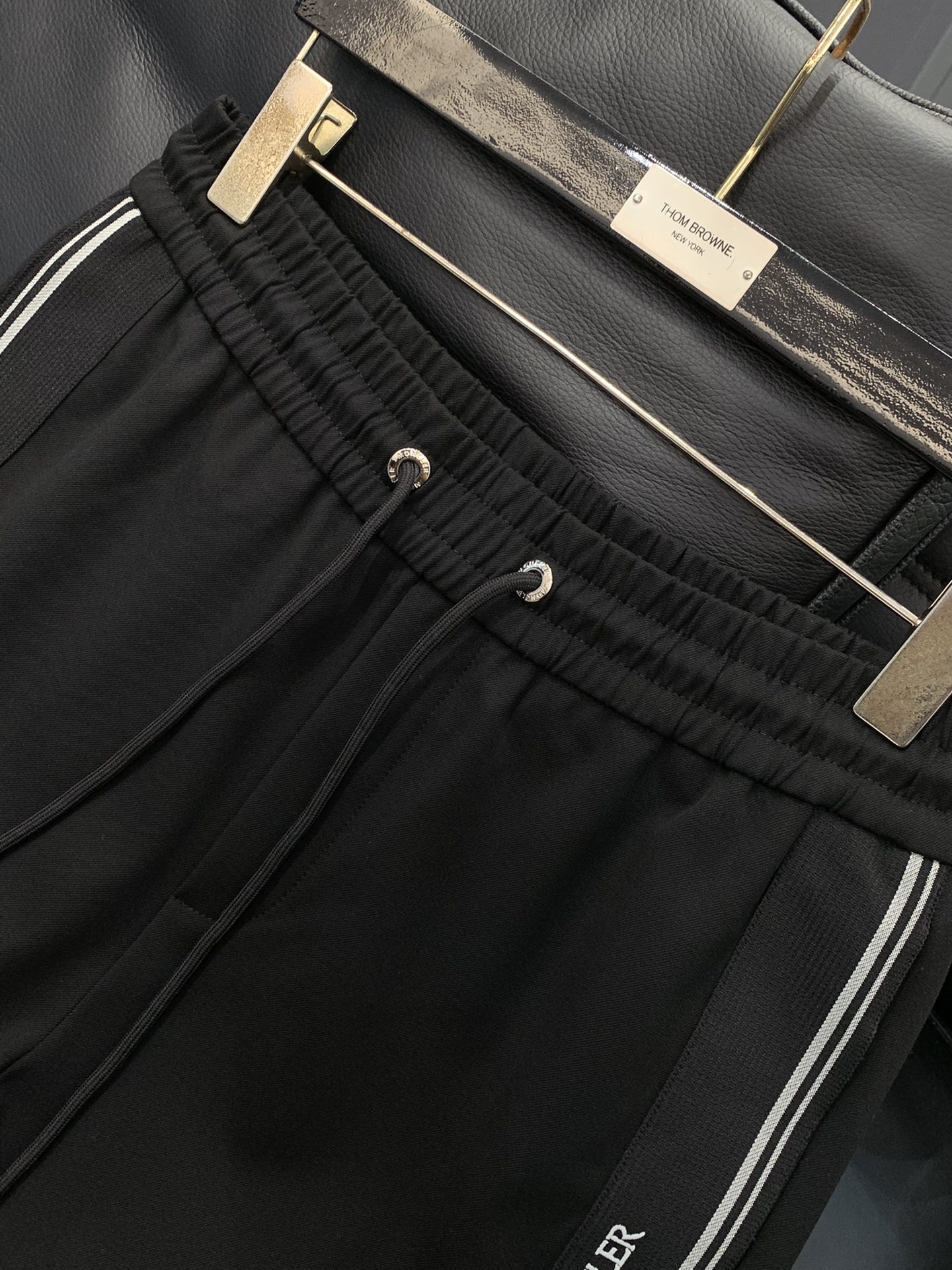 ，Moncler 蒙口，2025秋冬最新品，专柜同步有售，原单狠货，时尚休闲裤，采用进口原版面料，顶级刺