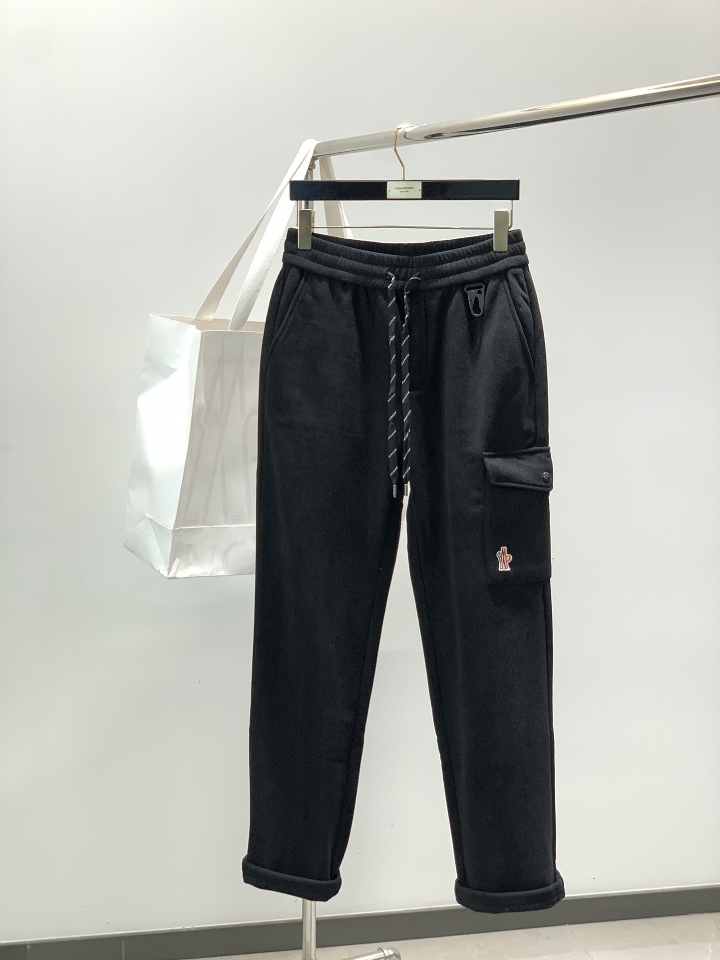 NO:546045,, Moncler Mouth Mouth, 2025 winter latest product, available at counters at the same time, original order, fashionable casual velvet trousers, using imported original fabrics, top embroidery crafts letter pattern logo, original hardware accessories decoration, simple yet fashionable, fashionable and handsome upper body, size M-3XL,, Moncler, alexander wang19860909,Moncler 蒙口,2025冬季最新品,专柜同步有售,原单狠货,时尚休闲绒长裤,采用进口原版面料,顶级刺绣工艺字母图案logo,原版五金辅料装饰,简单而不失时尚,上身时尚帅气,码数M-3XL,,Moncler,alexander wang,Men's clothing