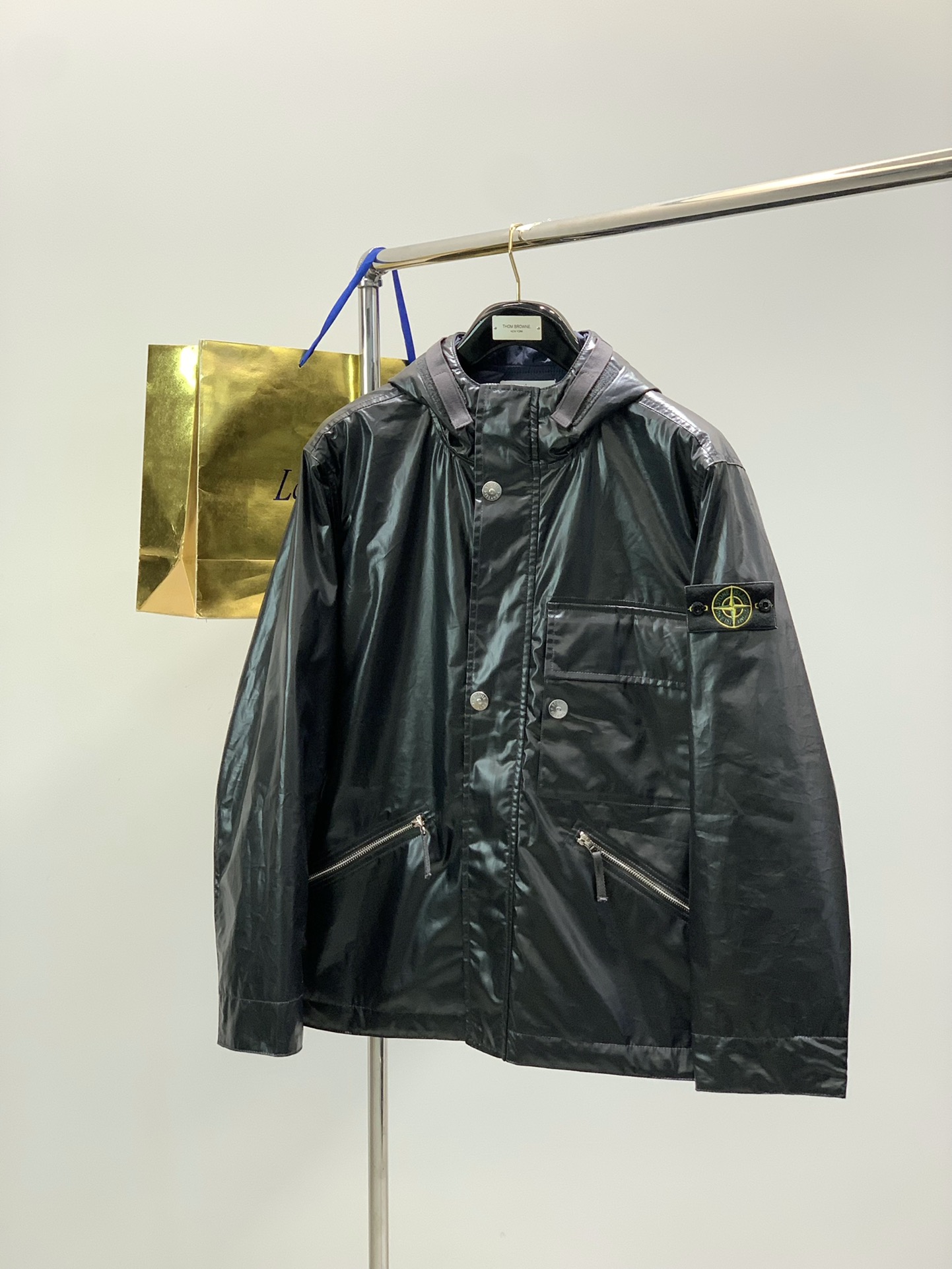 NO:546074,,Stone Island Complex craftsmanship, exquisite details. Synchronize the latest tooling system Stone Men's Compass series badge work pants. The details are very complicated. One of the best OEM companies in China. Love is not reduced, but the quality must be top-notch. Metal highlight zipper hooded jacket, new technology fabric, metal coating process, do not dry and clean at high temperature, it is recommended to wipe and care. Size M-2XL. Size: M L XL.XXL. Bust: 118 122126 128 Shoulder width: 49 51 53 55 Length: 73 75 77 79,,jackets & coats,hats,alexander wang19860909,石头岛 复杂的工艺,考究的细节.同步最新工装系Stone 石头男士Compass 系列徽章工装裤.细节十分复杂. 国内代工数一数二的公司..热爱不减,就是品质必须顶配 金属高亮拉链连帽外套,新科技面 料,金属覆膜工艺,不要高温烘干清洗,建议擦拭护理即可 不可洗 尺码M-2XL. 尺码: M L XL.XXL. 胸围:118 122126 128 肩宽:49 51 53 55 衣长:73 75 77 79,,jackets & coats,hats,alexander wang,Men's clothing