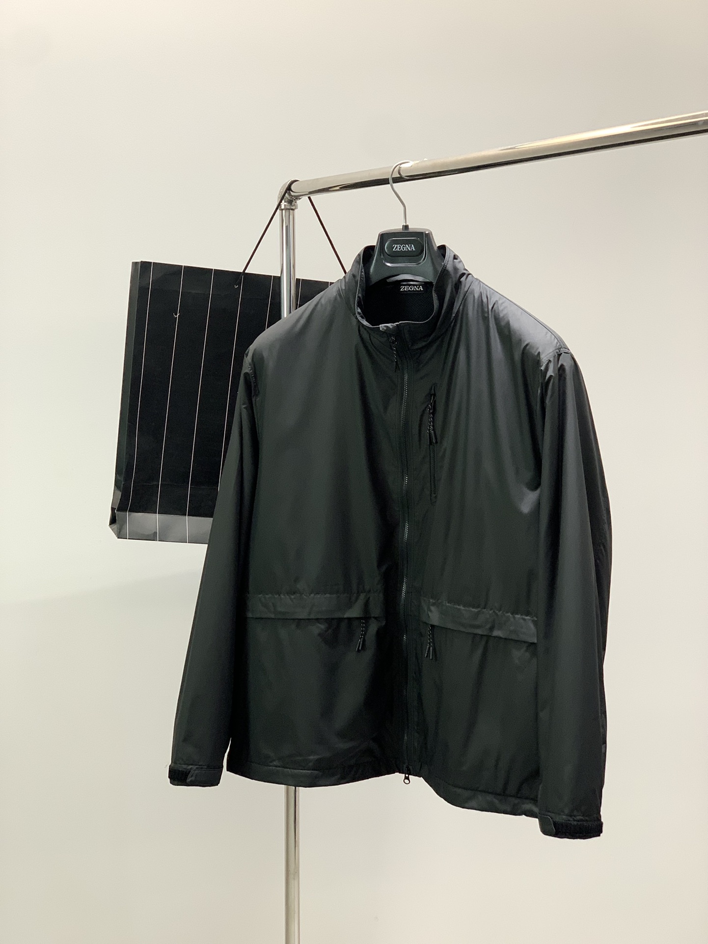 NO:546027,,Jerlia Men's Japanese Teiren Octa Technology Fleece Heat Reservation Fiber Ultra-lightweight and high-performance nylon stand-alone collar jacket jacket About selling points A group of jackets with a magical experience, with a subtle impact of the 'disappearance' of the weight. It is different from any type of cotton jacket on the market, thanks to Toray's 'GRAMART' ultra-fine fiber lightweight fabric + Octa Technology Fleece Heat Reservation Fiber, which is both light and warm, and technology enhances the experience.  , The entire body is minimalist and streamlined, the moderately measured micro-contoured style, the streamlined stand collar, the height, width and width of the collar, the right size leaves a loose amount, which can make the neck look slender. The plaque has narrow fish bone lines, and the zipper is embedded in the state. The design of the two-way zipper can open and close the upper and lower ends according to the matching shape. The cuffs are made of wide-edged elastic and tight tucked, and the hem is built into elastic drawstrings, which are consistent with the large body. The overall fabric is so streamlined that there is no additional modification. About the material: outer fabric polyester fiber, patented high-density nylon fiber, originated from Toray Japan's 'GRAMART' micro-fine fiber lightweight fabric. GRAMART is a lightweight art in units of 'GRAMART'. It is woven from micro-fiber. The fabric is lightweight and soft, not easy to wrinkle, has a certain degree of water resistance, is quick to dry and breathable, and is extremely easy to handle.  Neri polyester fiber, the heat storage technology Octa fiber exclusively developed by TeiJin Group of Japan. Octa is a unique 8-angle cross-section multifunctional fiber (center hollow + 8 radial fins). With its unique octopus-like hollow fiber structure, it finds a delicate balance between warmth and breathability. In terms of shape, it is an innovative mesh fleece structure. On one side is hollow fiber, plush heat insulation and warmth, and on the other side is light and thin mesh, breathable and fast heat dissipation, static and dynamic heat dissipation. Octa fiber is a hexagonal warrior with a bionic structure that achieves light weight, temperature locking, warmth, quick drying, breathable, and high-heat weight ratio. The whole dress is very light and warm, 30-50 lighter than conventional polyester fiber. With the same warmth, it is only 1/2 of the down jacket. Size S-2XL Bust Shoulder Wide Clothes Long Sleeve Length S120476660  M124486761 L128496962 XL132507063 XXL136517264,,jackets & coats,jackets & coats,down jacket,alexander wang19860909,杰力亚 男款日本帝人Octa科技抓绒蓄热纤维超轻量高性能尼龙立领夹克外套 关于卖点 体验感很神奇的一组夹克,有种重量感“消失”的微妙冲击,区别于市面上任何一种形态的棉服,得益于东丽“克轻GRAMART”超细纤轻量面料+Octa科技抓绒蓄热纤维,轻盈与保暖同时兼具,科技提升体验. ,通体极简流线,适度量感的微廓版型,精简的立领,领部的高低宽窄,尺度正好的留出松量,可以衬得脖颈修长.门襟左右做了加窄的鱼骨线,拉链处于嵌入的状态,双向拉链的设计,可以根据搭配造型的需求,来开合上下端拉链.袖口做了宽边松紧收口,下摆内置松紧抽绳,与大身一致的本布结构,整体精简到无额外修饰. 关于材质 外层面料聚酯纤维,专利科技的高密度尼龙纤维,源自日本东丽“克轻GRAMART”超细纤轻量面料,克轻GRAMART是一种以“克”为单位的轻量艺术,由超细纤维织造,面料轻量且质地柔软,不易褶皱,具备一定的抗水性,速干透气,极易打理. 内里聚酯纤维,日本帝人TeiJin集团独家研发的蓄热科技Octa纤维,Octa是一种独特的8角截面多功能纤维（中心空心+8个放射状鳍片）,凭借独特的八爪鱼状中空纤维结构,在保暖和透气性之间找到精妙地平衡,在形态上,是创新的网状抓绒结构,一面是中空纤维,毛绒隔热保暖,一面是轻薄网眼,透气快速散热,静态保暖,动态散热.Octa纤维是以仿生结构实现了轻量、锁温、保暖、快干、透气、高暖重比的六边形战士,整件衣服非常轻盈保暖,比常规聚酯纤维轻30-50,同等保暖性下克重也只有羽绒服的1/2. 尺码S-2XL 胸围 肩宽衣长袖长 S120476660 M124486761 L128496962 XL132507063 XXL136517264,,jackets & coats,jackets & coats,down jacket,alexander wang,Men's clothing