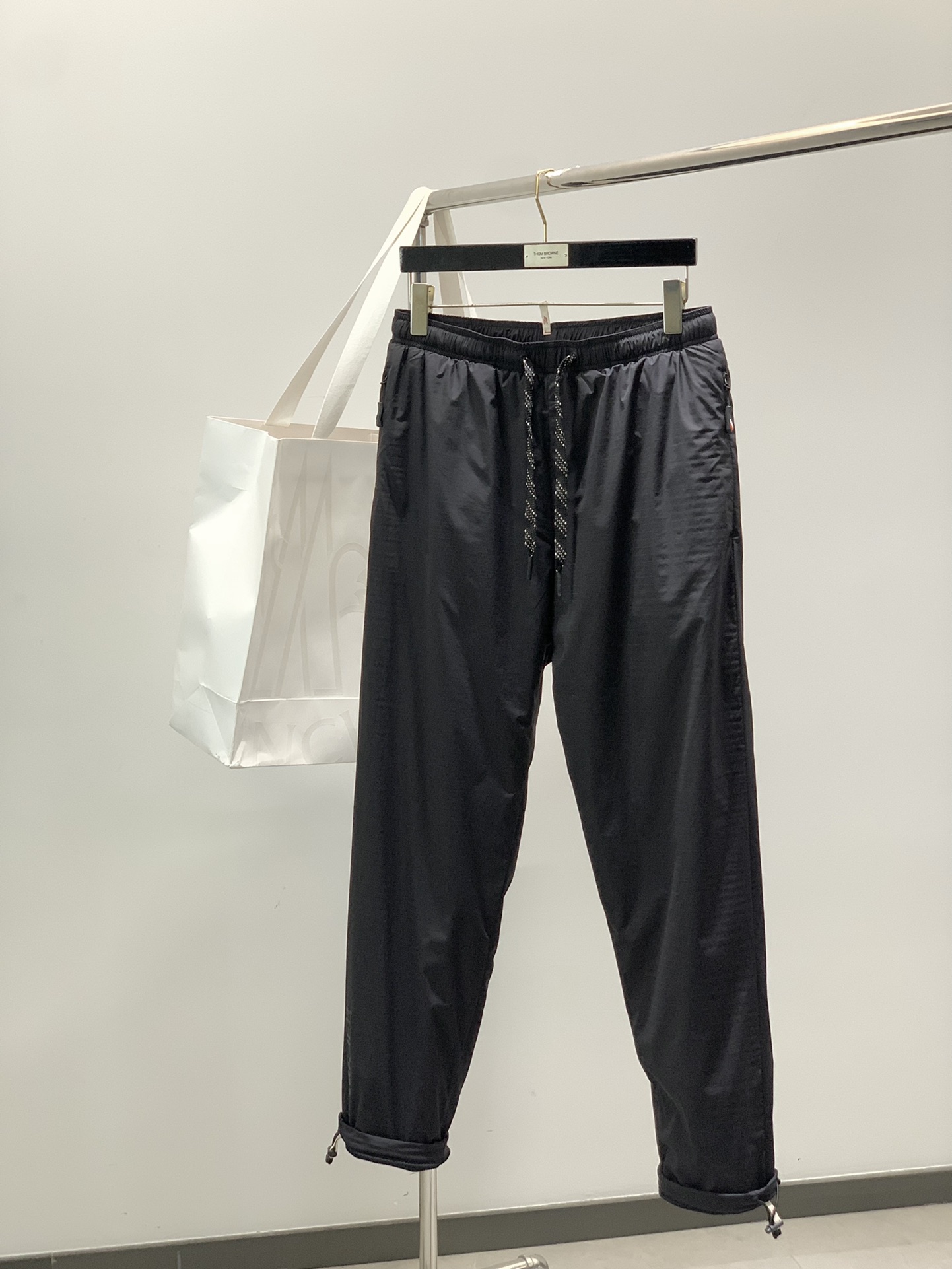 NO:546019,, , velvet drawstring casual pants, fashion series, unique design, drawstring casual pants, yarn ordering and dyeing. A large domestic manufacturer exports to Japan and supplies fabrics from several top brands. It has a soft and glutinous feel, is quite wide and stylish, solving the problem of washing and discoloration. The pants are neat and atmospheric, size M-3XL.,, Moncler, alexander wang19860909,蒙口织绒抽绳休闲裤 时尚系列,独特设计,抽绳休闲长裤 订纱开始订染和订纺. 国内某大厂出口日本 和供应几大顶级品牌的面料. 手感软糯 , 挺阔有型 , 解决 , 洗涤变色的问题. 裤型利落大气 , 尺码M-3XL.,,Moncler,alexander wang,Men's clothing