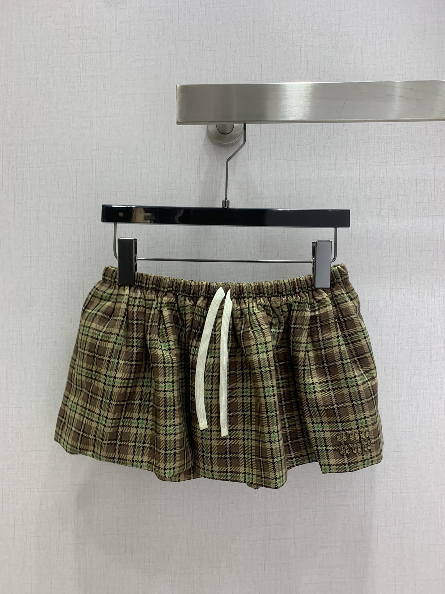 NO:546095,Highly recommended MIU*2025 early autumn new style plaid drawstring skirt Girls' English college style fluffy short skirt Custom imported color wool plaid fabric double-layer craft design, drawstring elastic waist style is amazing!  The embroidered letter logo is low-key and luxurious!  A sweet and salty temperament girlish style!  Fashionable essence must be purchased and it is both A and cool!  Positioning and lattice cutting technology!  One color SML code high quality ABC, miumiu, skirts, alexander wang19860909强烈推荐 MIU*2025早秋新款 格纹抽绳半裙 少女英格兰学院风蓬蓬短半裙定制进口色织羊毛格纹面料双层工艺设计,抽绳松紧腰版型上身绝绝子！刺绣字母logo低调奢华！可甜可盐气质少女风！时髦精必入单品又A又飒！定位对格剪裁工艺！一个色 SML码 高品质ABC,,miumiu,skirts,alexander wang,Women's clothing