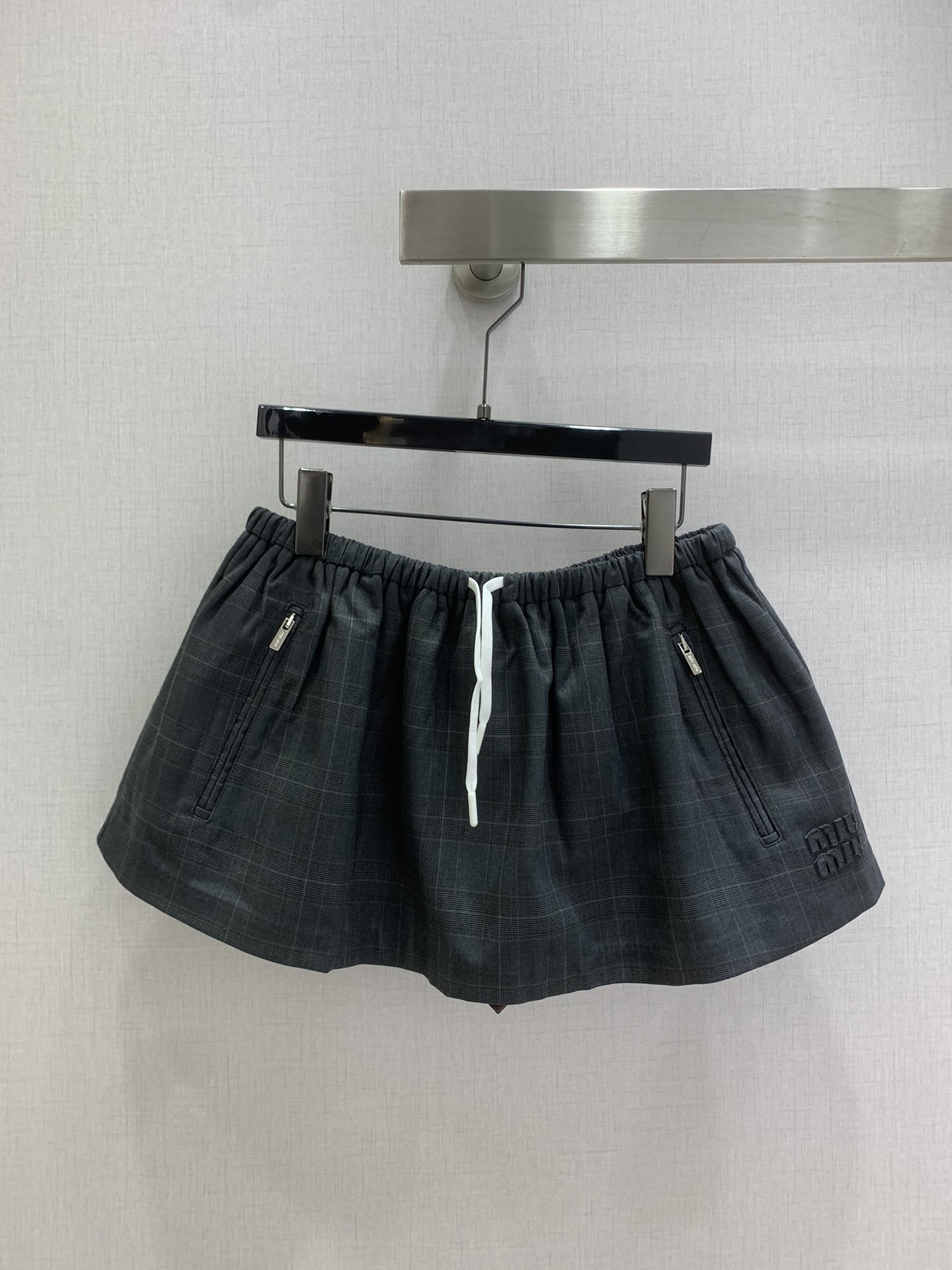 NO:546146,Highly recommended MIU*2025 early autumn new style British retro plaid elastic skirt Grey gray is very high-end low-key and textured Customized plaid fabric Thick and broad textured plaid method Super textured It is OK to wear a set of matches or separates one color SML code High-quality ABC, miumiu, skirts, alexander wang19860909强烈推荐 MIU*2025早秋新款 英伦复古格纹松紧半裙 格雷灰很高级 低调又显质感 定制的格纹面料 比较厚实挺阔的质感 对格做法 超级显质感 一套搭配或者分开穿都OK 一个色 SML码 高品质ABC,,miumiu,skirts,alexander wang,Women's clothing