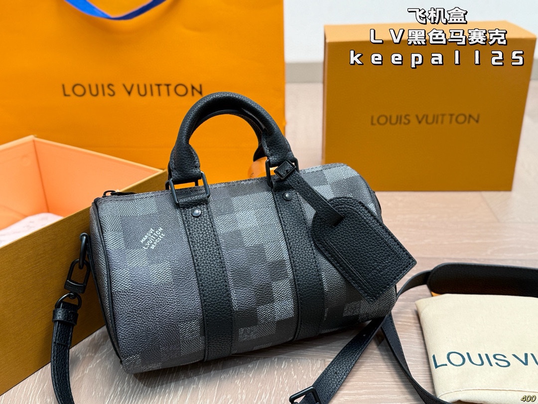 💰370飞机盒
LV 黑色马赛克kee💰all25枕头包 
我是没想到背上去能这么好看👀  容量也是可以了  能装手机📱钱包👛等，满足日常出街和凹造型需求  实用性很高  日常出街，通勤，旅游等都ok呢❗尺寸25 14