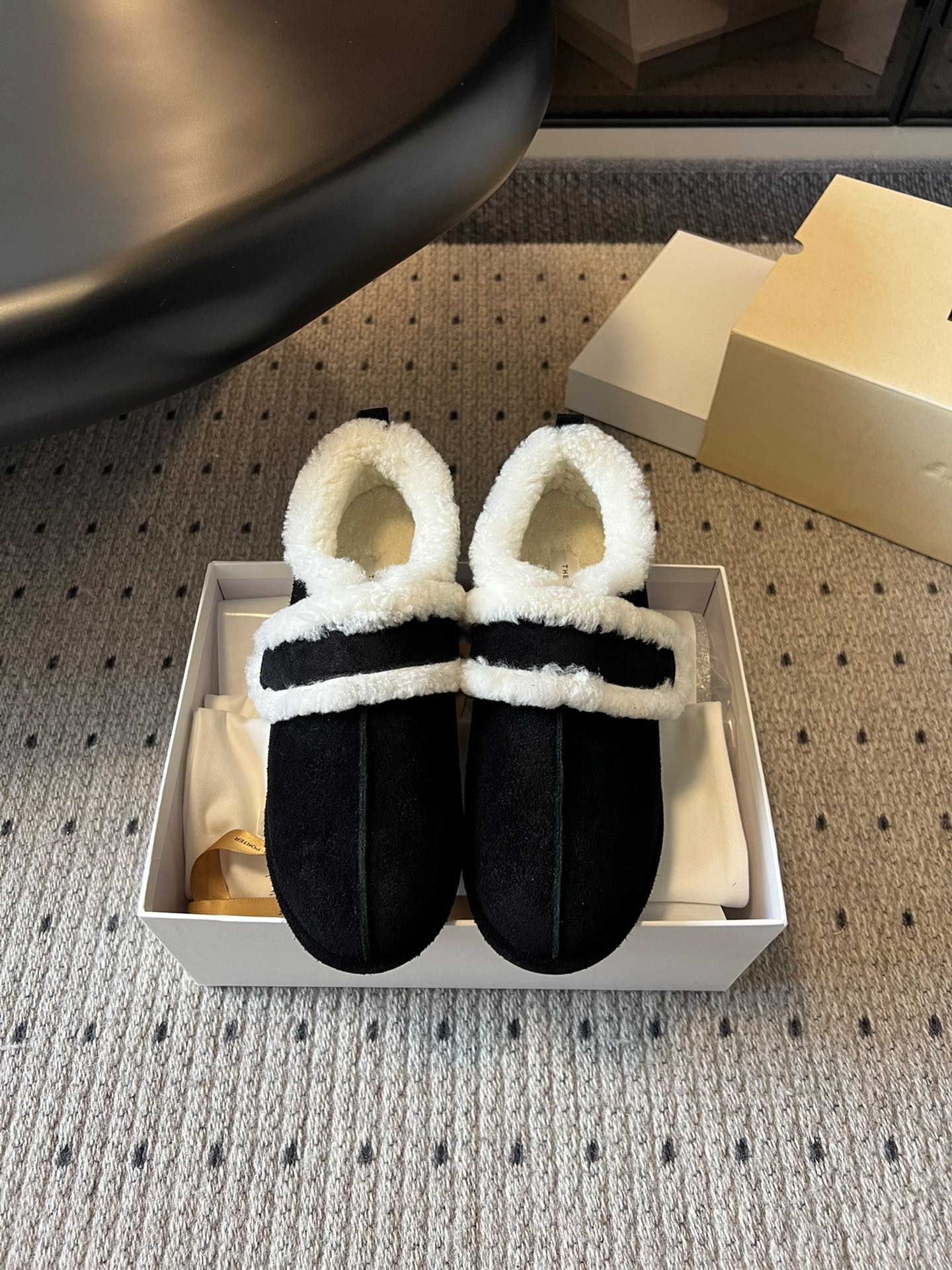 NO:545727,The ro* plush casual shoes made in Dongguan The upper is made of suede material, which is soft and textured; the upper and the laces are matched with plush material, which is both warm and luxurious. The simple loafer style is adopted, with smooth and neat lines. The plush tie design adds a sense of detail to the overall style, while the brand's usual minimalist style. You can match it with a pair of straight jeans, and choose a white basic sweatshirt or a loose knitted sweater on the top. This pair of shoes is simple and comfortable, showing a casual and casual style. The upper is fleece, inner Australian wool, outsole rubber outsole size35-40 (40 custom-made, non-refundable), loafers, loafers, hoodie, sweatshirts, jeans, sweaters, chamois leather19860909莞产 The ro* 毛绒休闲鞋 鞋面采用麂皮材质,触感柔软且富有质感；鞋口和饰带处搭配毛绒材质,既保暖又增添了奢华感.采用简约的乐福鞋型,鞋身线条流畅利落,毛绒饰带的设计为整体增添了细节感,同时又不失品牌一贯的极简风格. 可以搭配一条直筒牛仔裤,上衣选择白色基础款卫衣或者宽松的针织毛衣,再配上这双鞋子,简约又舒适,尽显随性休闲的风格. 鞋面胎牛绒 内里澳洲羊毛 大底橡胶大底 size35-40（40定制不退换）,乐福鞋毛毛鞋,loafers,hoodie,sweatshirts,jeans,sweaters,chamois leather,Women's Shoes