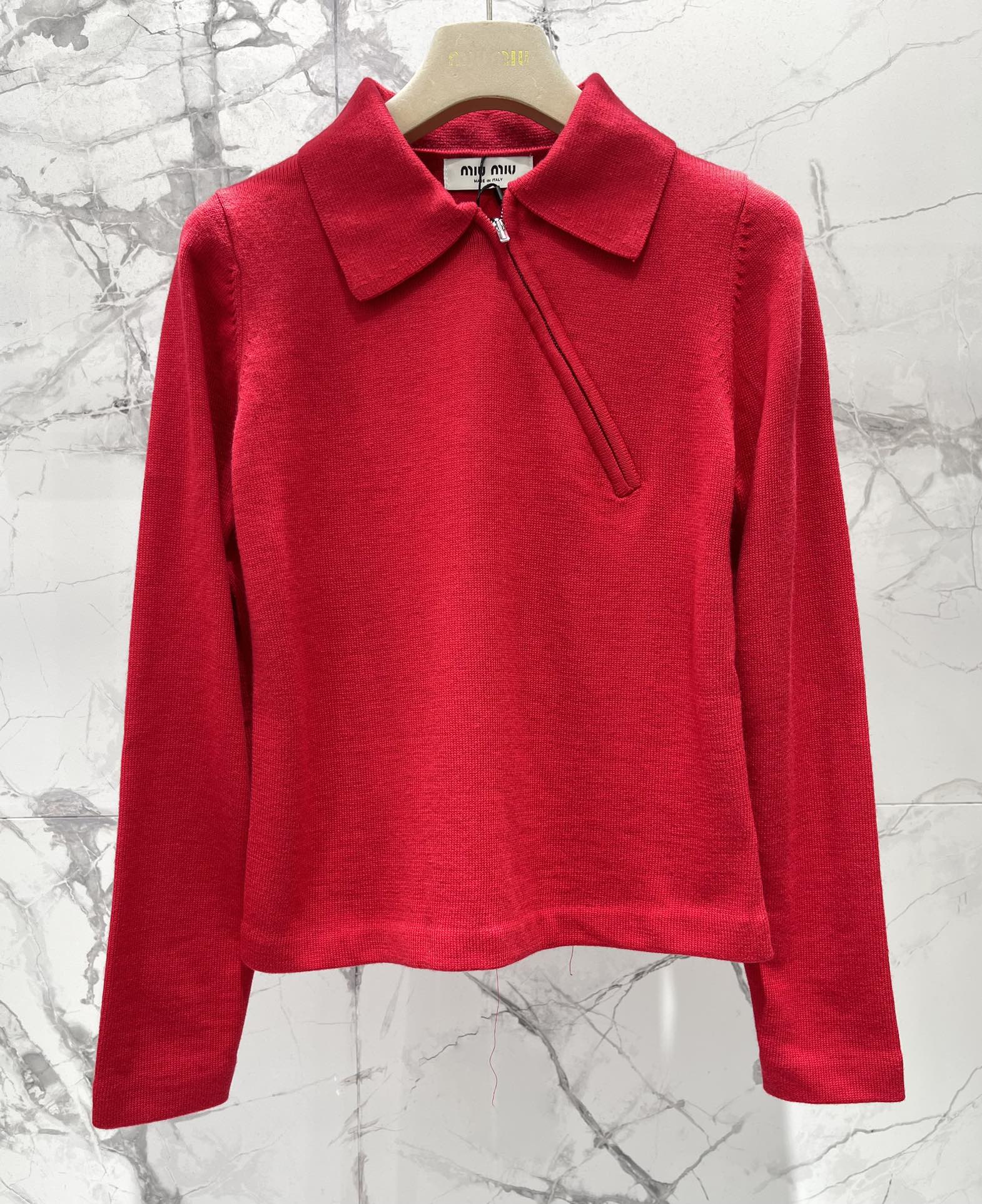 𝗠𝗜𝗨𝗠𝗜𝗨* 谬家新款翻领斜拉链长袖针织衫独特设计：翻领斜拉链，个性又吸睛针织衫最亮眼的地方就是它的翻