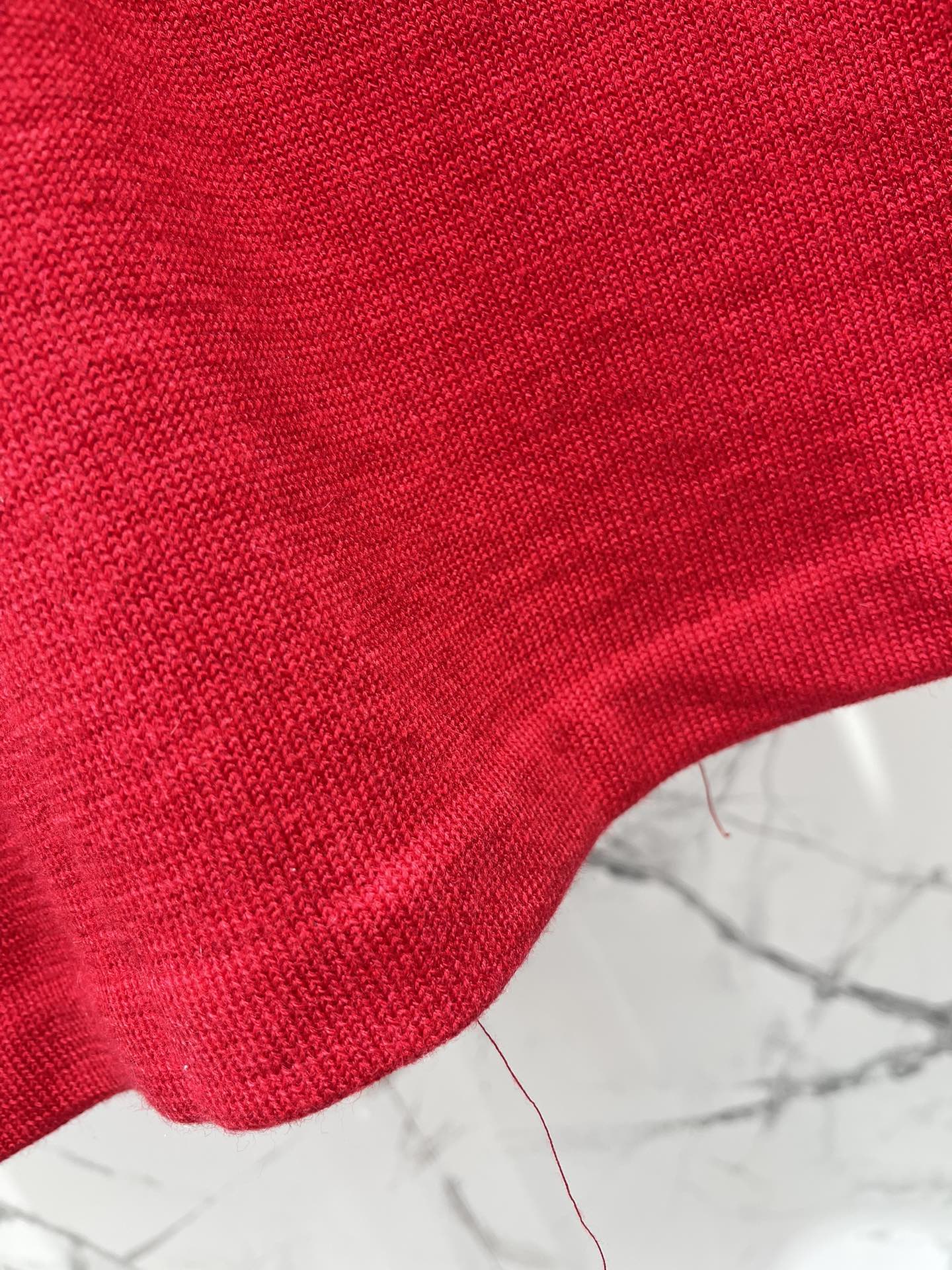 𝗠𝗜𝗨𝗠𝗜𝗨* 谬家新款翻领斜拉链长袖针织衫独特设计：翻领斜拉链，个性又吸睛针织衫最亮眼的地方就是它的翻