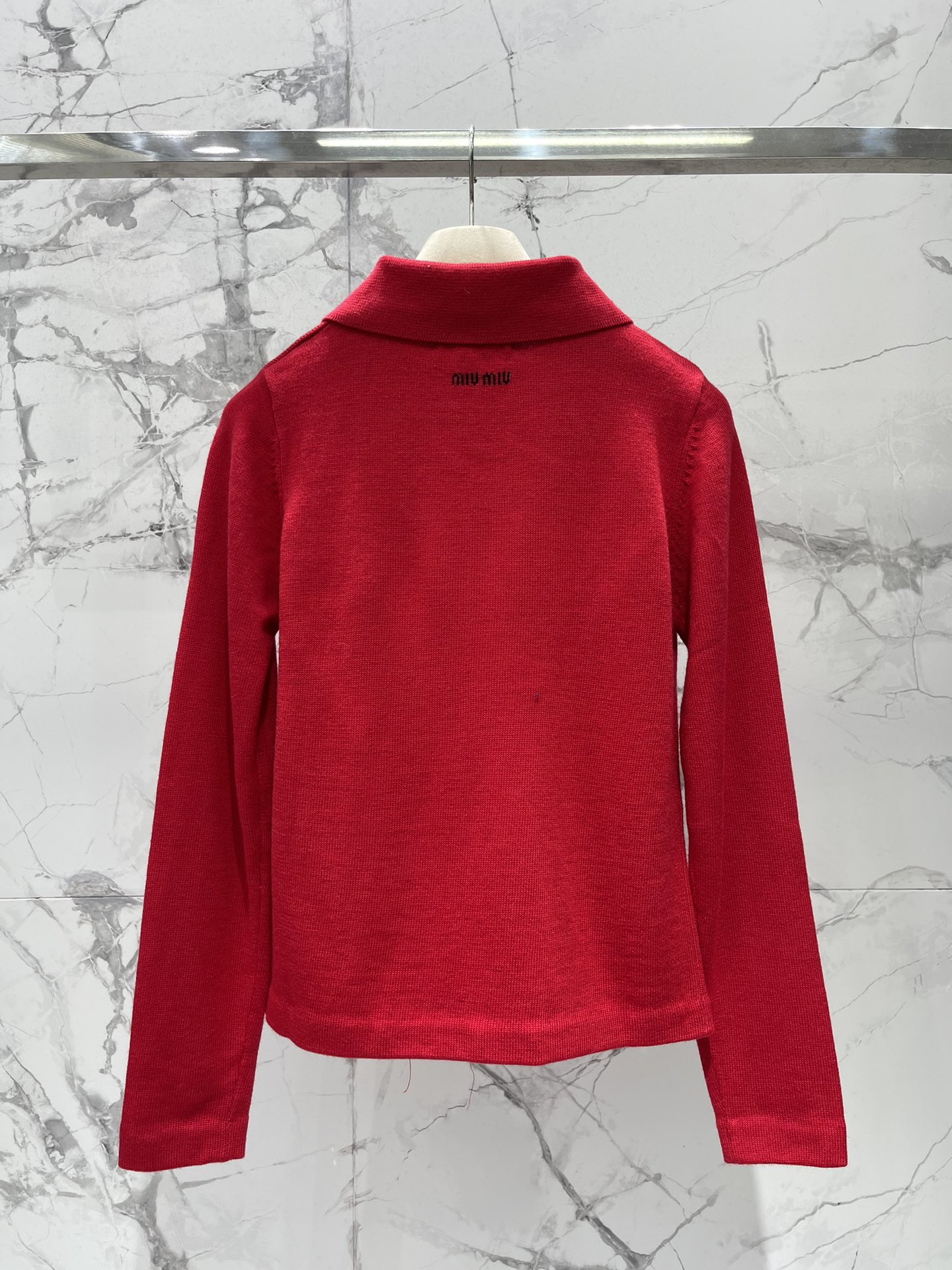 𝗠𝗜𝗨𝗠𝗜𝗨* 谬家新款翻领斜拉链长袖针织衫独特设计：翻领斜拉链，个性又吸睛针织衫最亮眼的地方就是它的翻