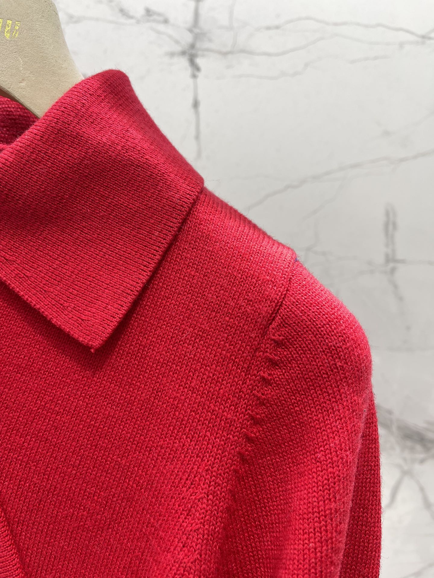 𝗠𝗜𝗨𝗠𝗜𝗨* 谬家新款翻领斜拉链长袖针织衫独特设计：翻领斜拉链，个性又吸睛针织衫最亮眼的地方就是它的翻