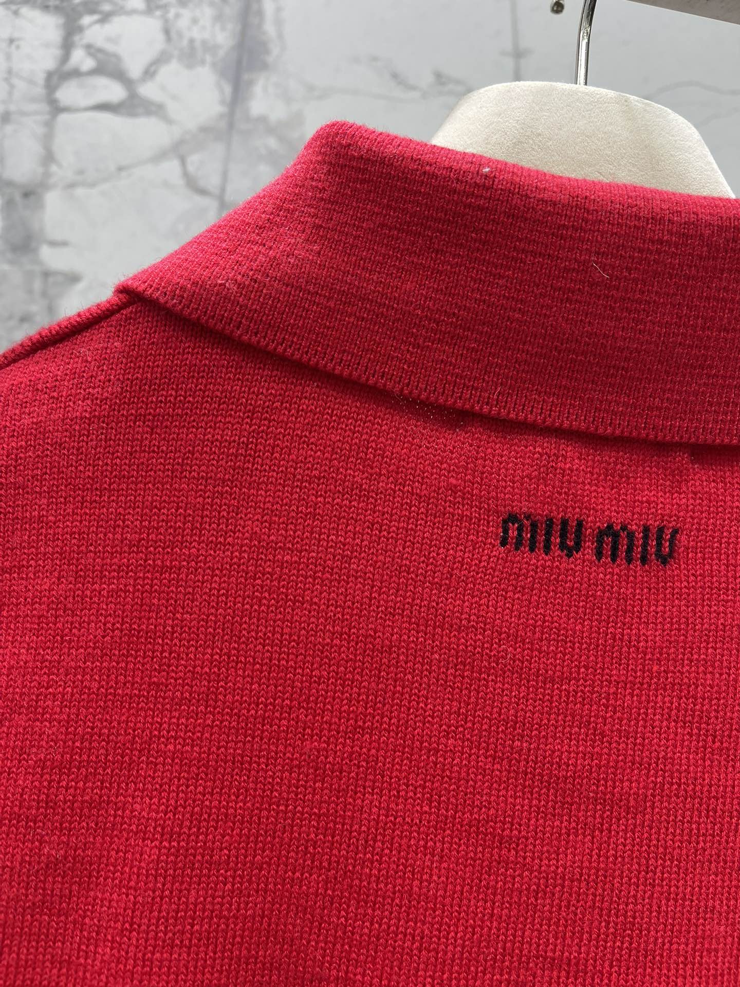 𝗠𝗜𝗨𝗠𝗜𝗨* 谬家新款翻领斜拉链长袖针织衫独特设计：翻领斜拉链，个性又吸睛针织衫最亮眼的地方就是它的翻