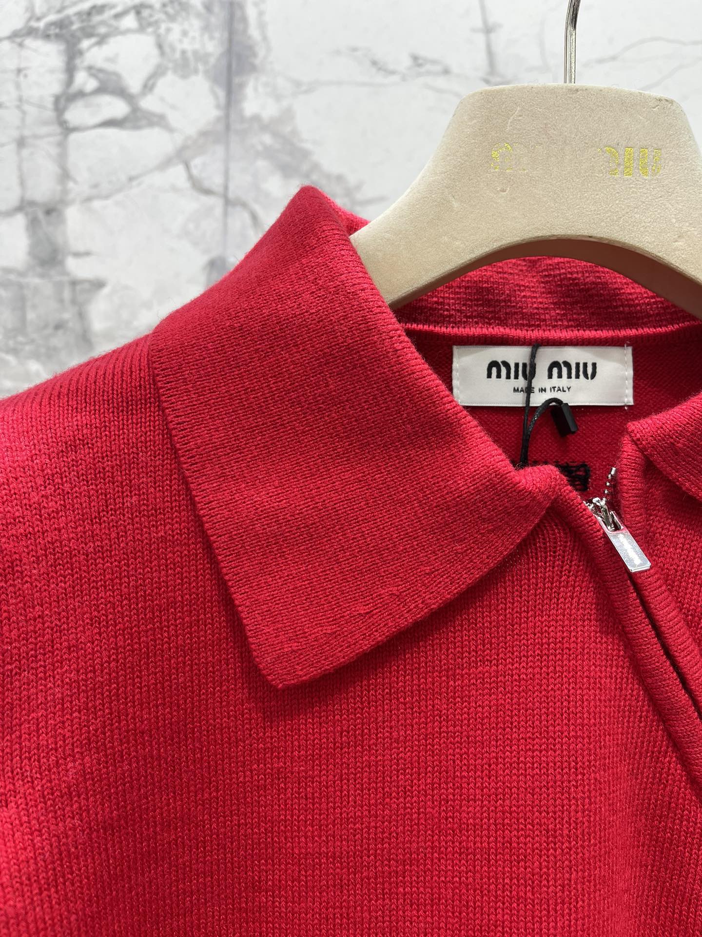 𝗠𝗜𝗨𝗠𝗜𝗨* 谬家新款翻领斜拉链长袖针织衫独特设计：翻领斜拉链，个性又吸睛针织衫最亮眼的地方就是它的翻