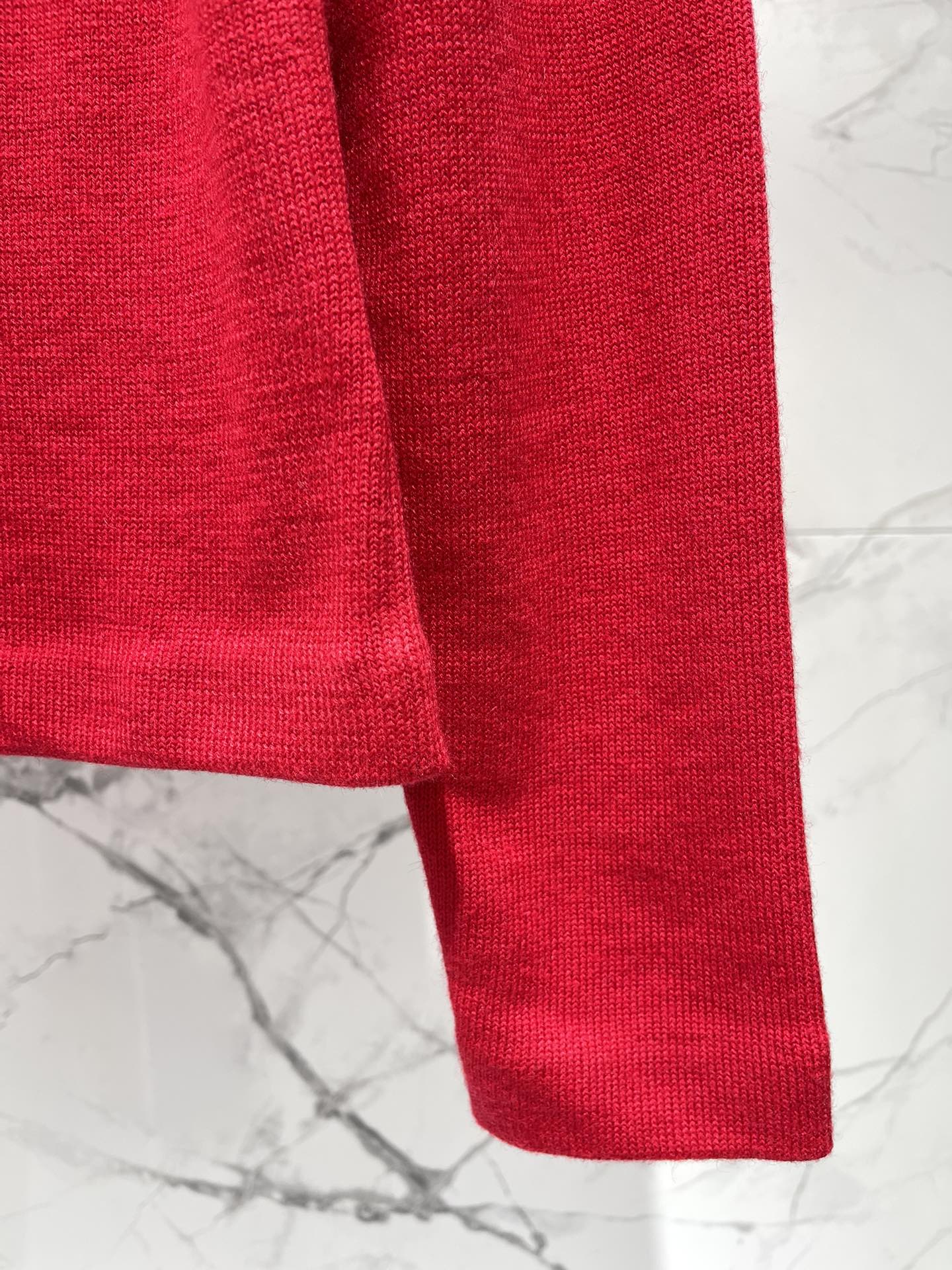 𝗠𝗜𝗨𝗠𝗜𝗨* 谬家新款翻领斜拉链长袖针织衫独特设计：翻领斜拉链，个性又吸睛针织衫最亮眼的地方就是它的翻