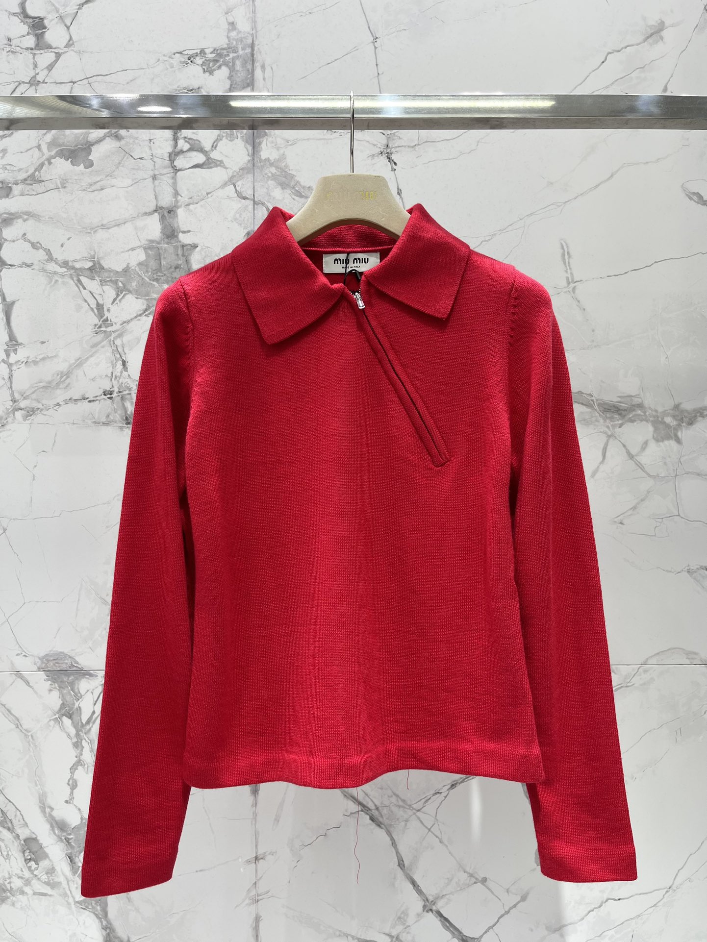 𝗠𝗜𝗨𝗠𝗜𝗨* 谬家新款翻领斜拉链长袖针织衫独特设计：翻领斜拉链，个性又吸睛针织衫最亮眼的地方就是它的翻