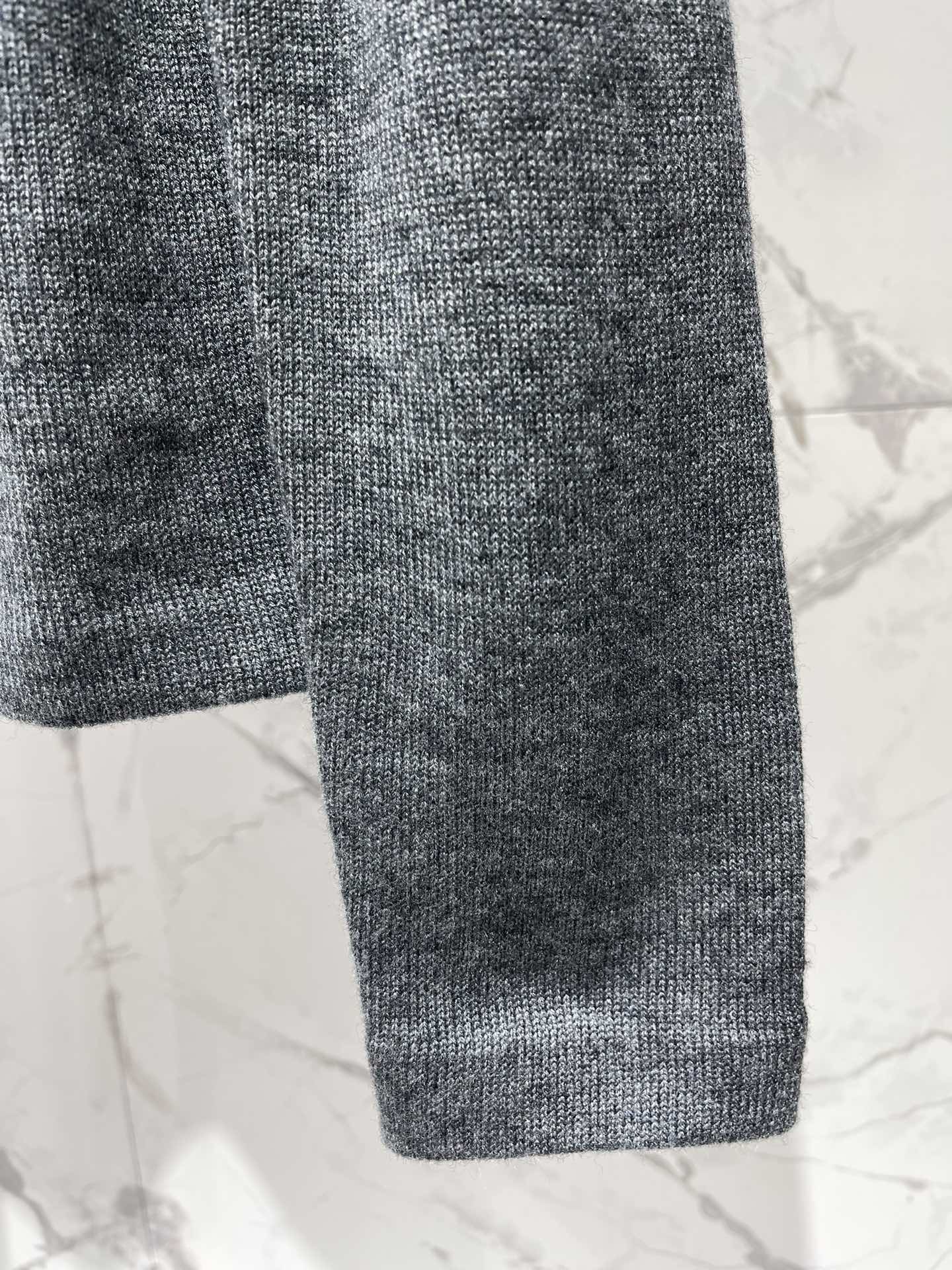 𝗠𝗜𝗨𝗠𝗜𝗨* 谬家新款翻领斜拉链长袖针织衫独特设计：翻领斜拉链，个性又吸睛针织衫最亮眼的地方就是它的翻