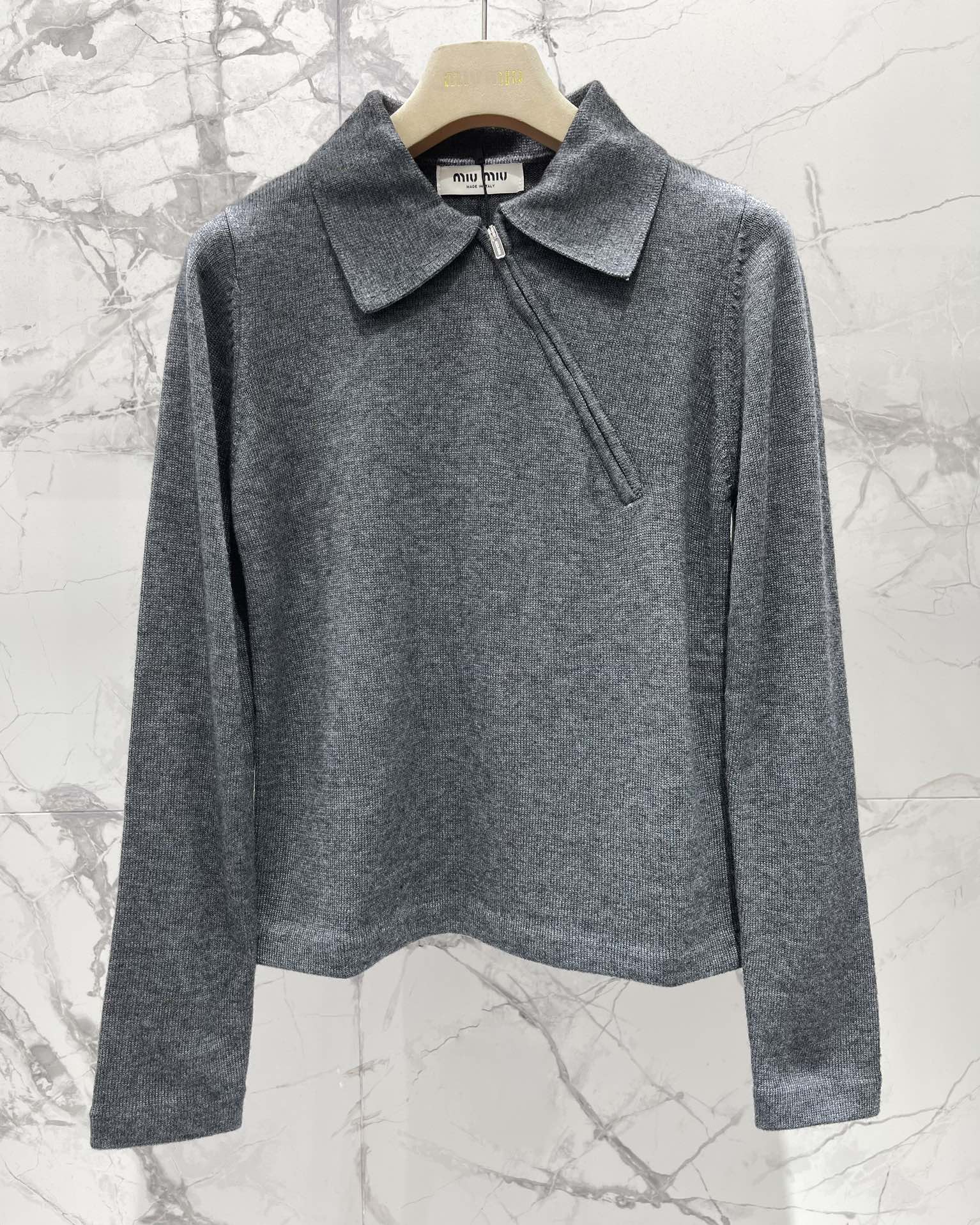 𝗠𝗜𝗨𝗠𝗜𝗨* 谬家新款翻领斜拉链长袖针织衫独特设计：翻领斜拉链，个性又吸睛针织衫最亮眼的地方就是它的翻