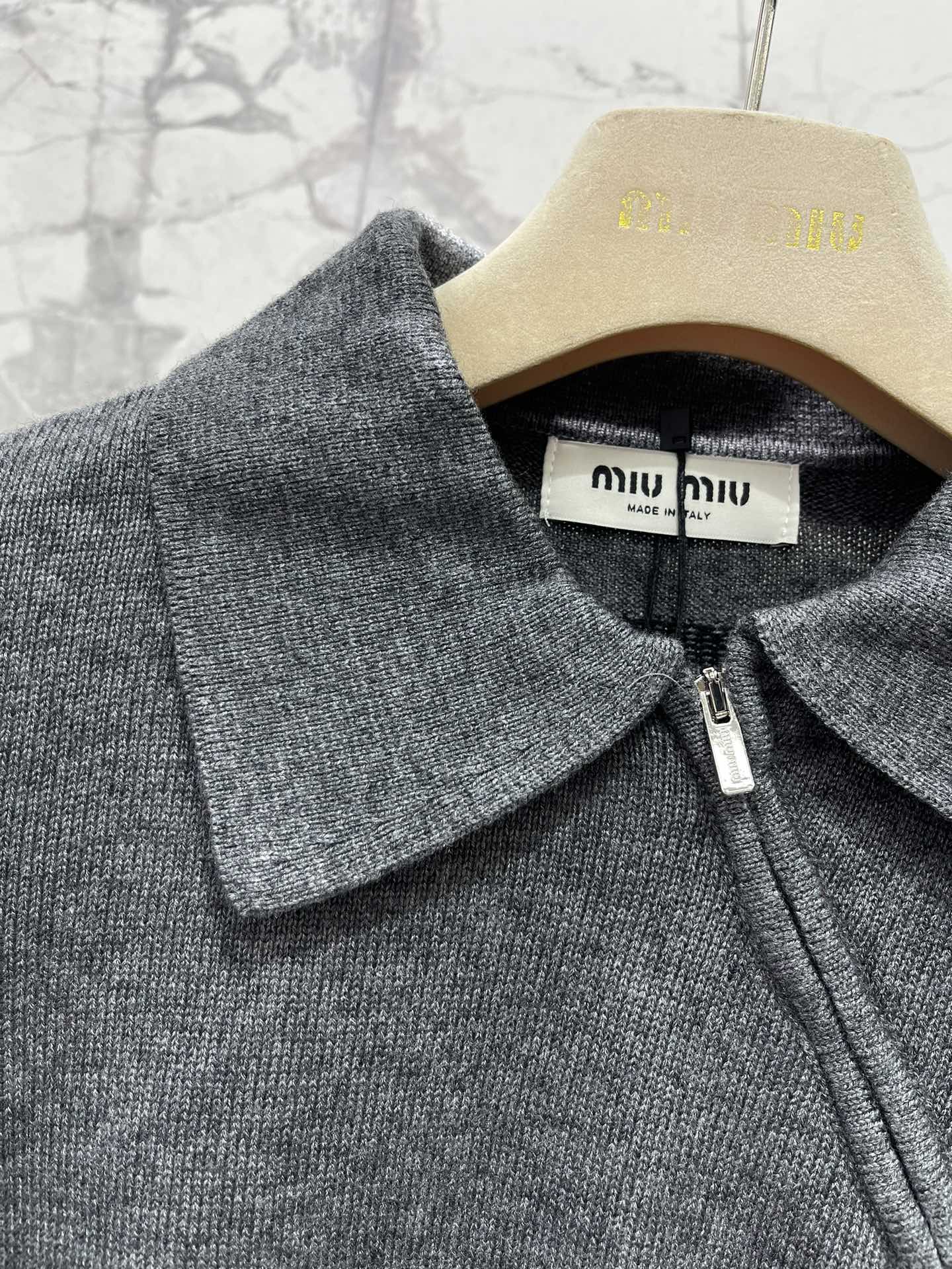 𝗠𝗜𝗨𝗠𝗜𝗨* 谬家新款翻领斜拉链长袖针织衫独特设计：翻领斜拉链，个性又吸睛针织衫最亮眼的地方就是它的翻