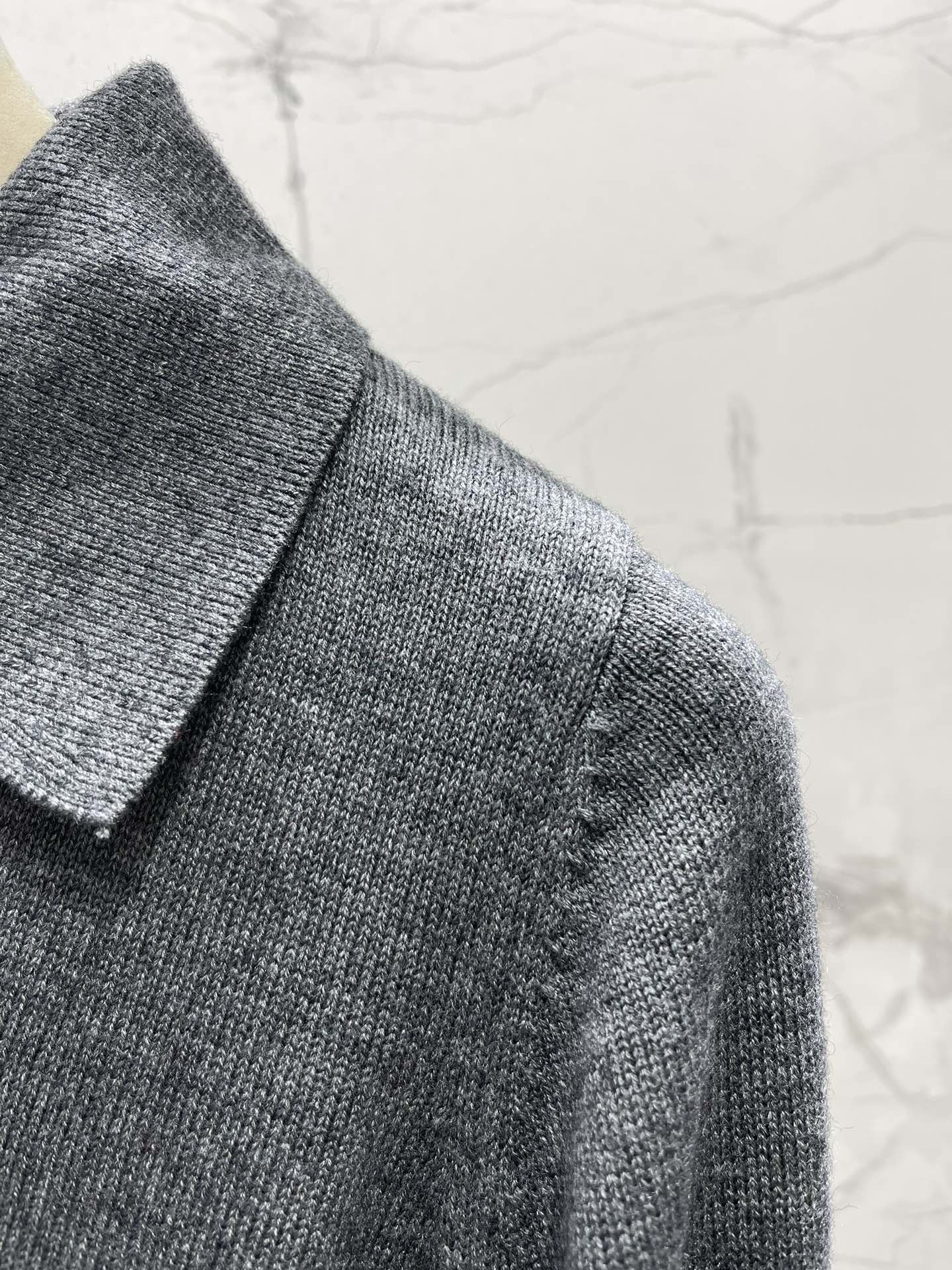 𝗠𝗜𝗨𝗠𝗜𝗨* 谬家新款翻领斜拉链长袖针织衫独特设计：翻领斜拉链，个性又吸睛针织衫最亮眼的地方就是它的翻