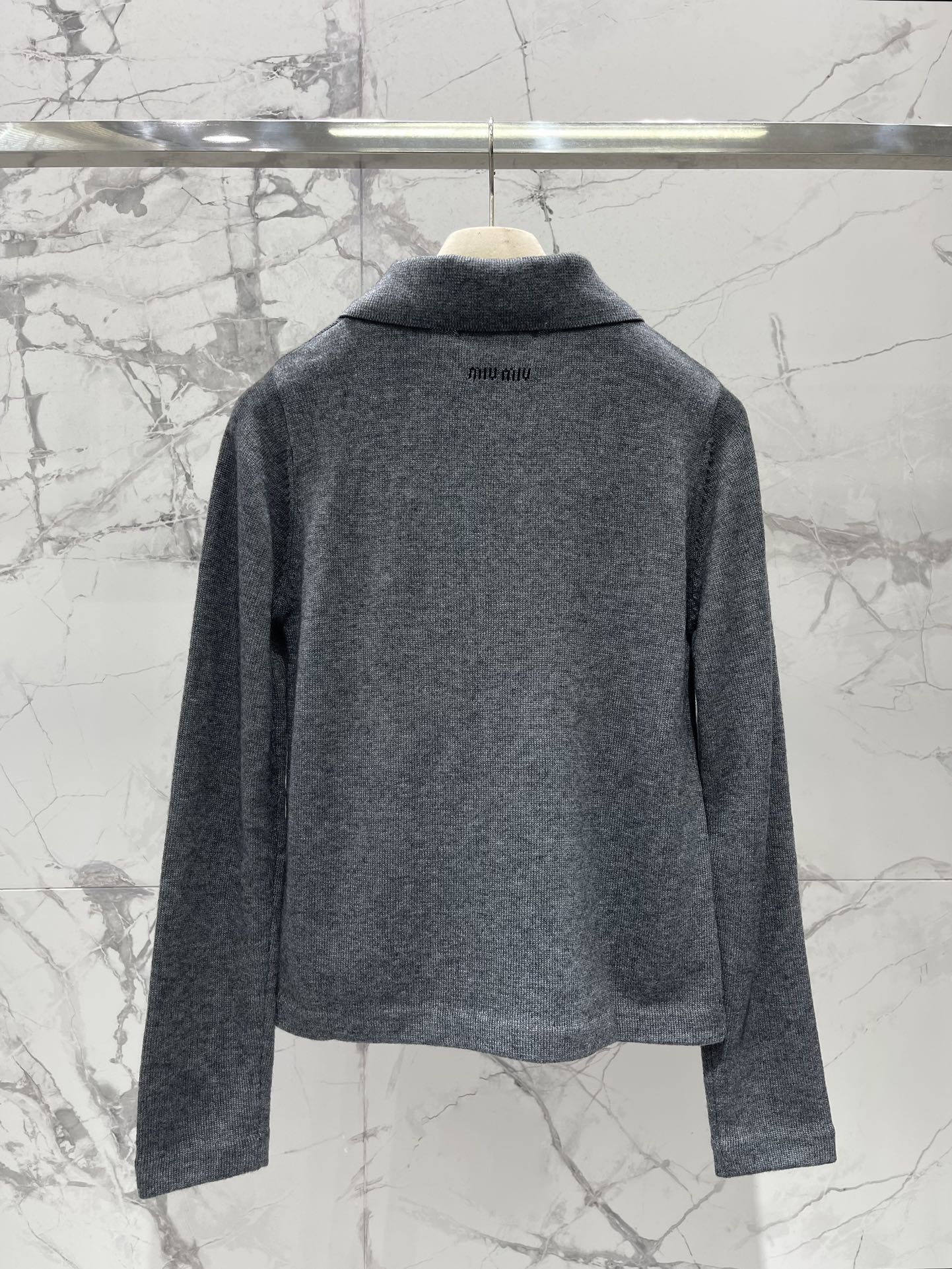 𝗠𝗜𝗨𝗠𝗜𝗨* 谬家新款翻领斜拉链长袖针织衫独特设计：翻领斜拉链，个性又吸睛针织衫最亮眼的地方就是它的翻