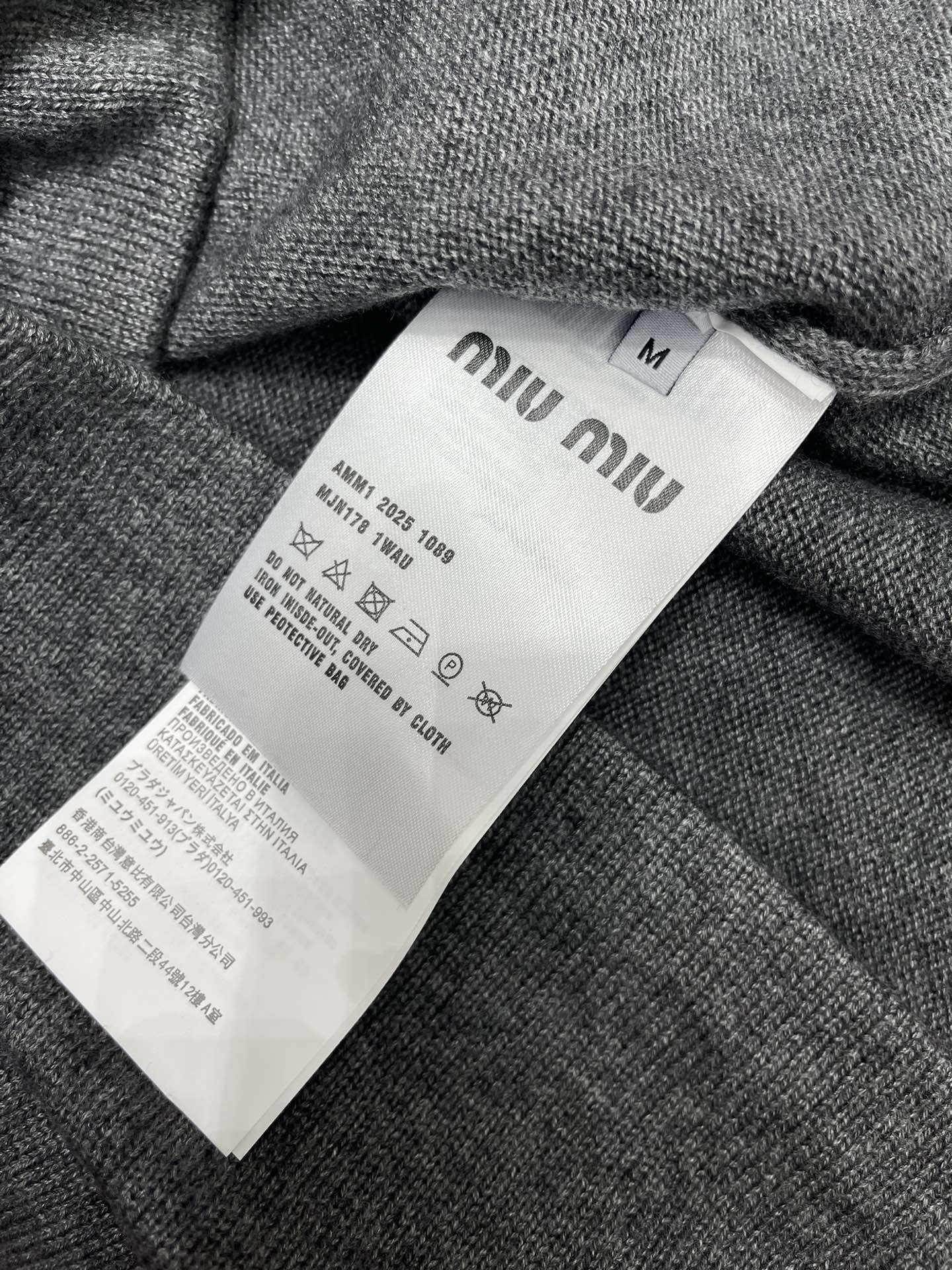 𝗠𝗜𝗨𝗠𝗜𝗨* 谬家新款翻领斜拉链长袖针织衫独特设计：翻领斜拉链，个性又吸睛针织衫最亮眼的地方就是它的翻