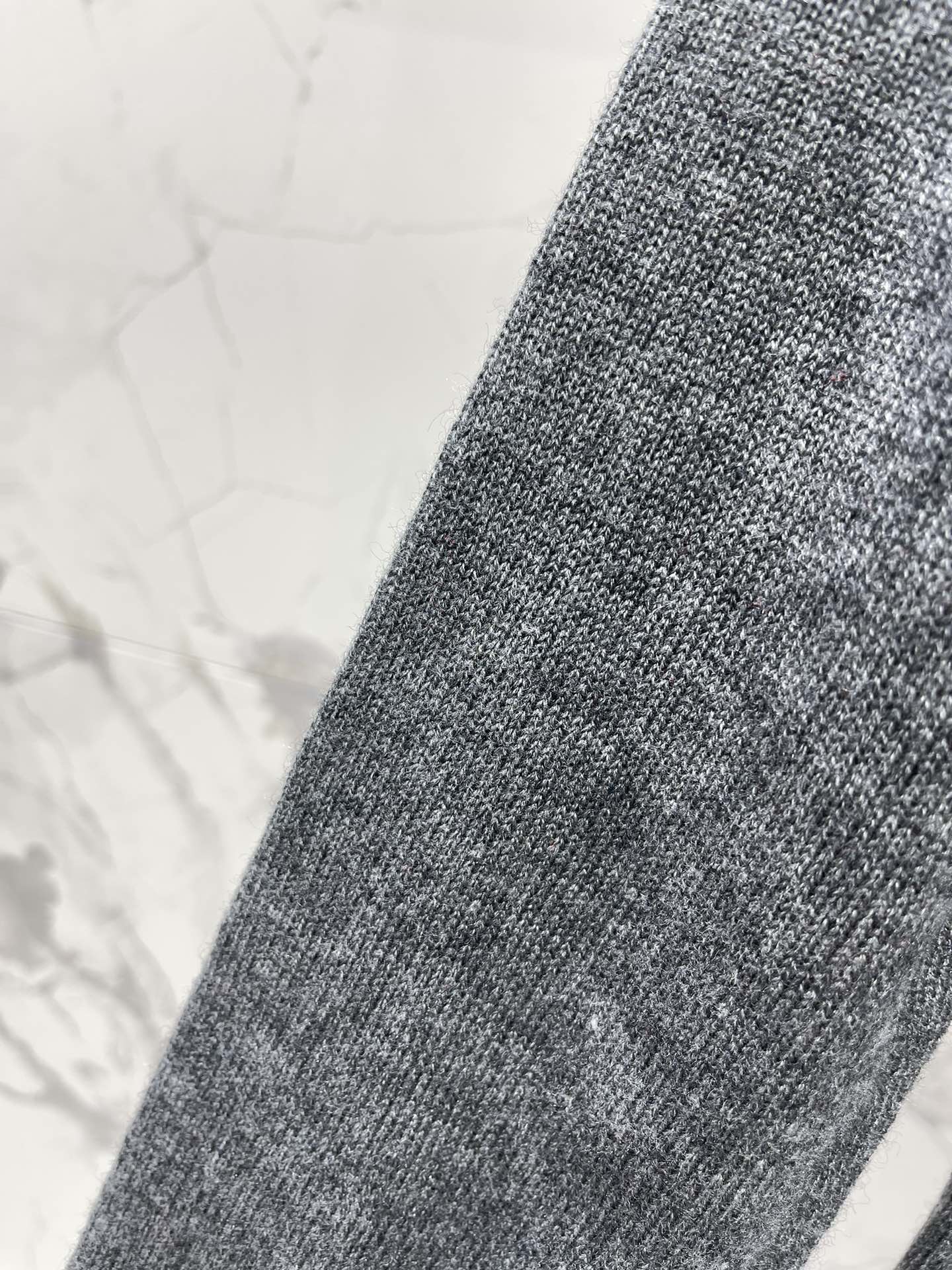 𝗠𝗜𝗨𝗠𝗜𝗨* 谬家新款翻领斜拉链长袖针织衫独特设计：翻领斜拉链，个性又吸睛针织衫最亮眼的地方就是它的翻