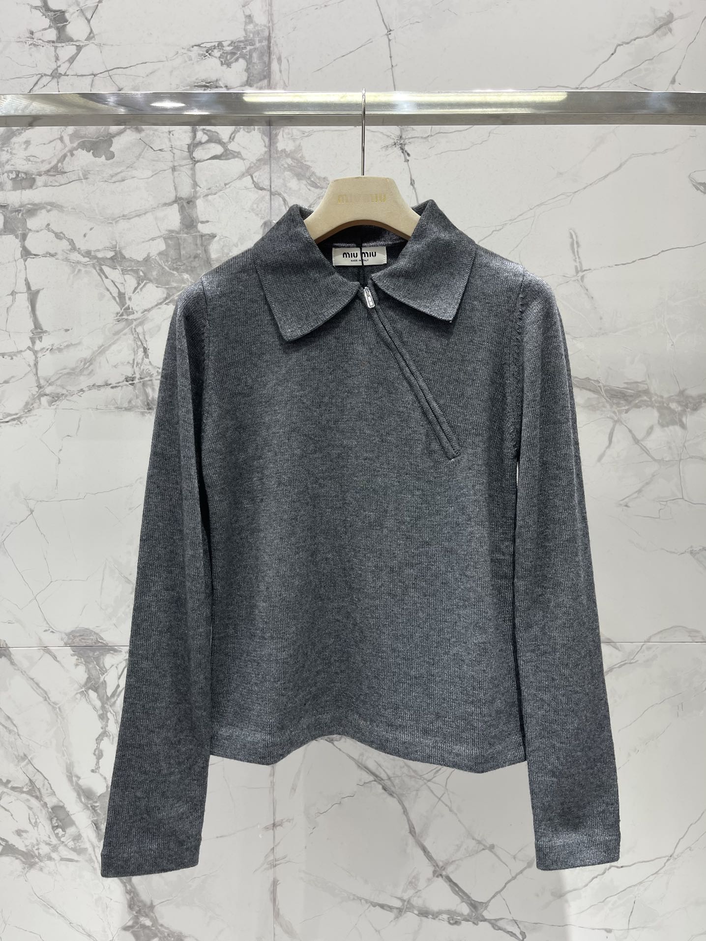 𝗠𝗜𝗨𝗠𝗜𝗨* 谬家新款翻领斜拉链长袖针织衫独特设计：翻领斜拉链，个性又吸睛针织衫最亮眼的地方就是它的翻