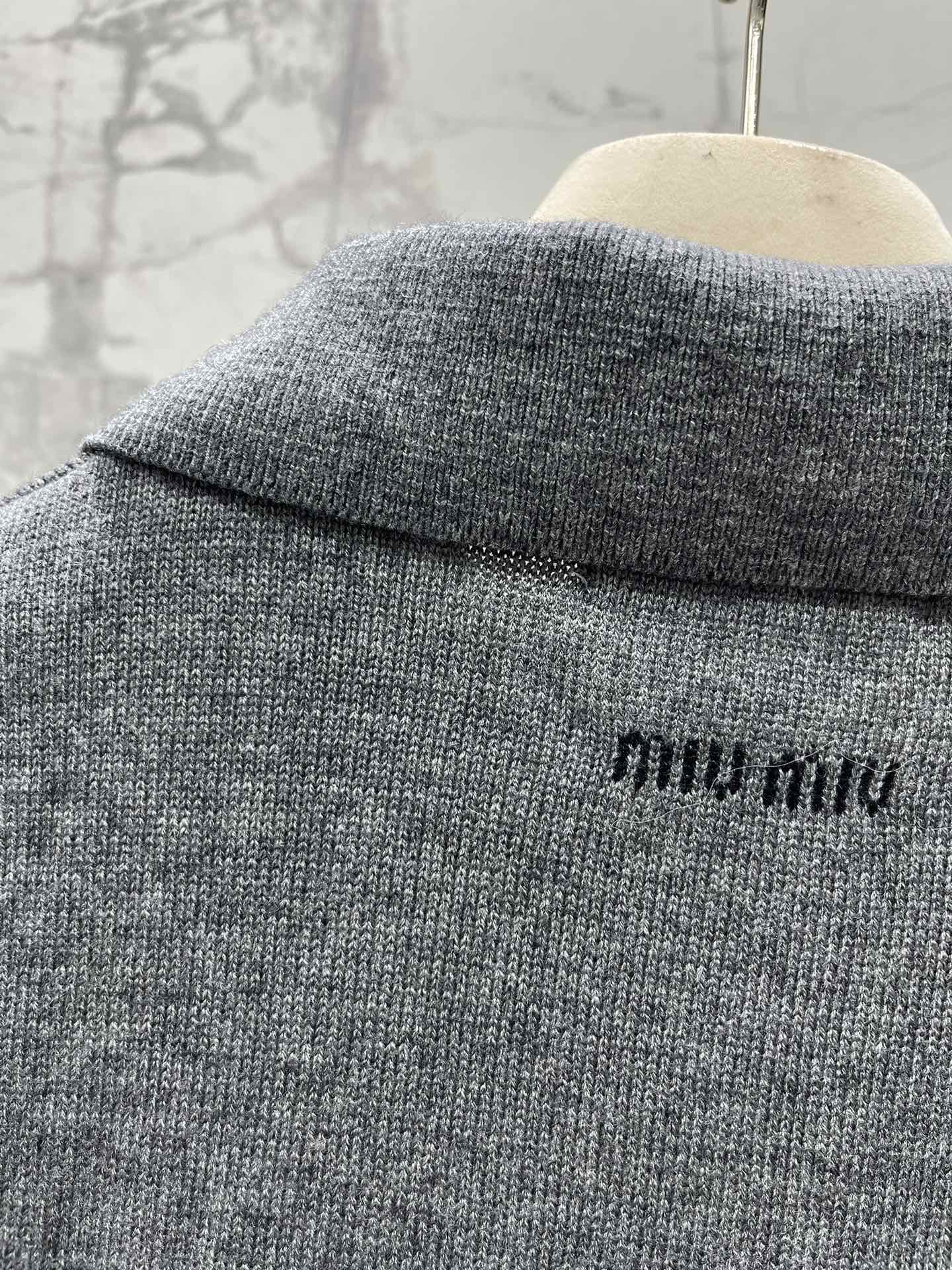 𝗠𝗜𝗨𝗠𝗜𝗨* 谬家新款翻领斜拉链长袖针织衫独特设计：翻领斜拉链，个性又吸睛针织衫最亮眼的地方就是它的翻