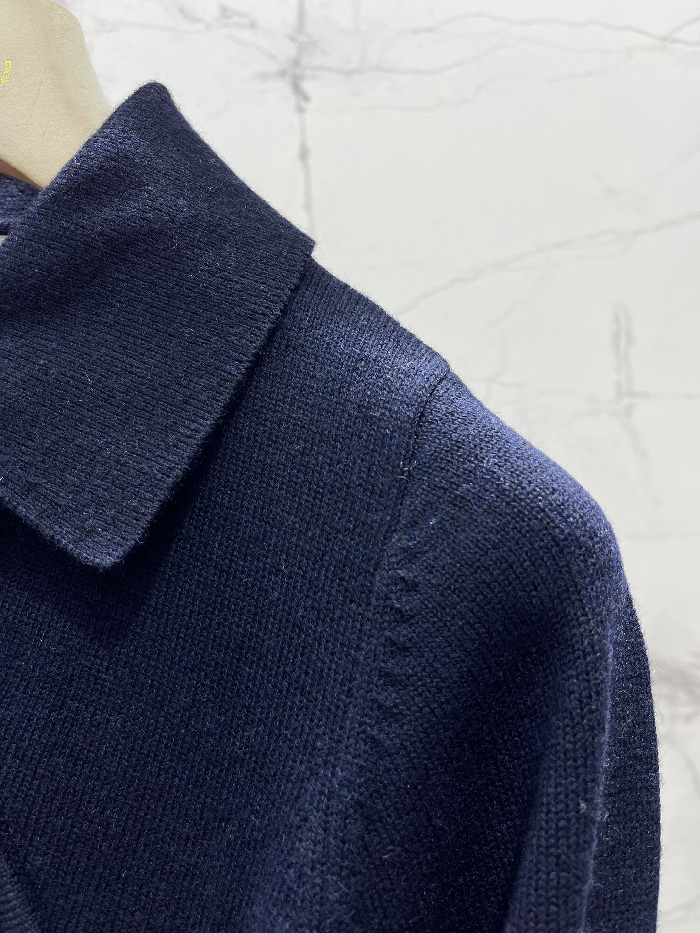 𝗠𝗜𝗨𝗠𝗜𝗨* 谬家新款翻领斜拉链长袖针织衫独特设计：翻领斜拉链，个性又吸睛针织衫最亮眼的地方就是它的翻