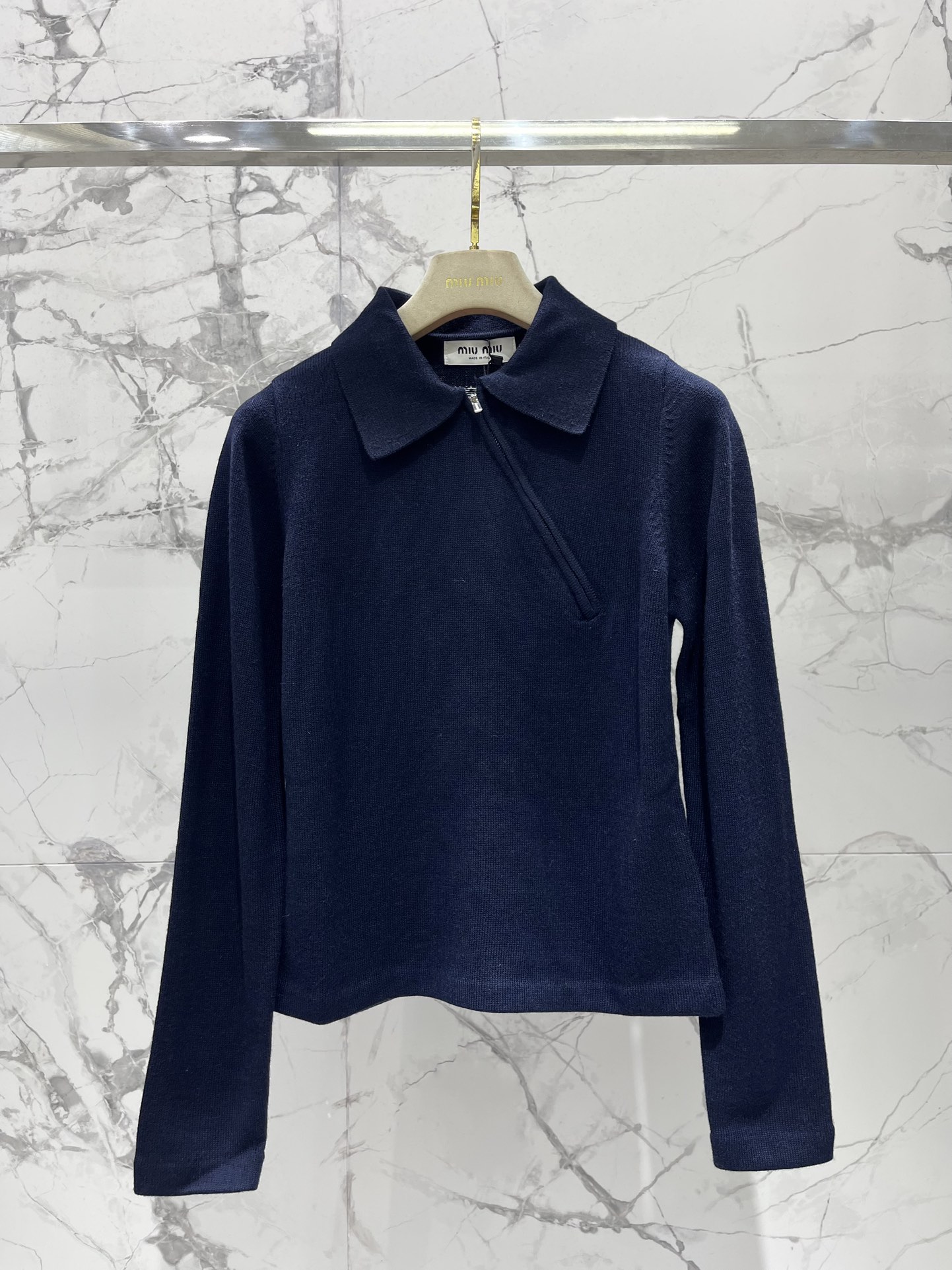 𝗠𝗜𝗨𝗠𝗜𝗨* 谬家新款翻领斜拉链长袖针织衫独特设计：翻领斜拉链，个性又吸睛针织衫最亮眼的地方就是它的翻