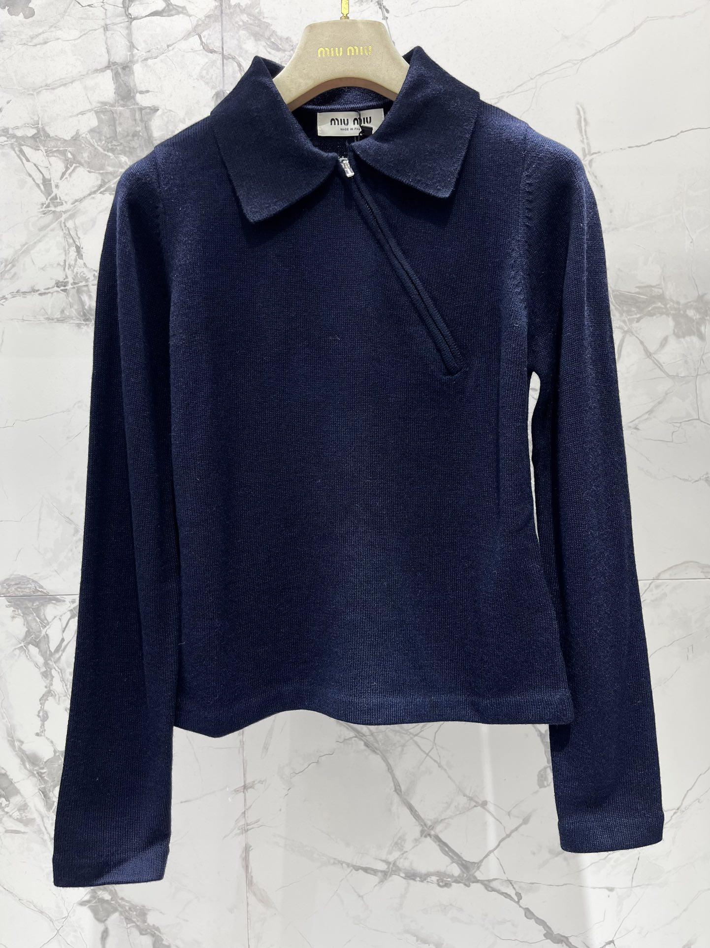 𝗠𝗜𝗨𝗠𝗜𝗨* 谬家新款翻领斜拉链长袖针织衫独特设计：翻领斜拉链，个性又吸睛针织衫最亮眼的地方就是它的翻