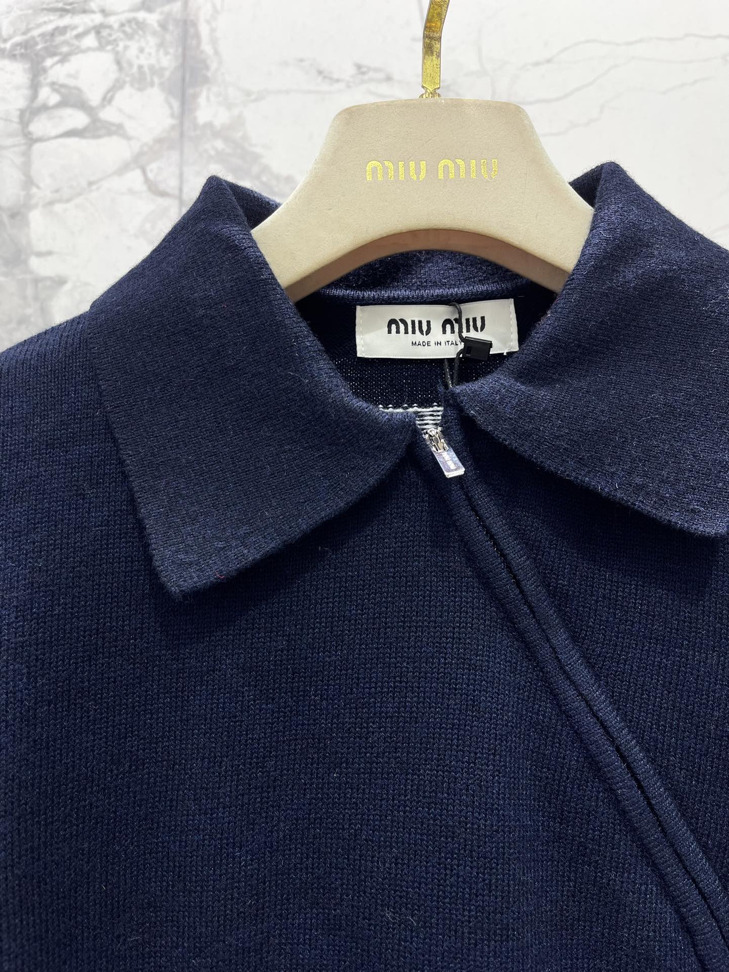 𝗠𝗜𝗨𝗠𝗜𝗨* 谬家新款翻领斜拉链长袖针织衫独特设计：翻领斜拉链，个性又吸睛针织衫最亮眼的地方就是它的翻