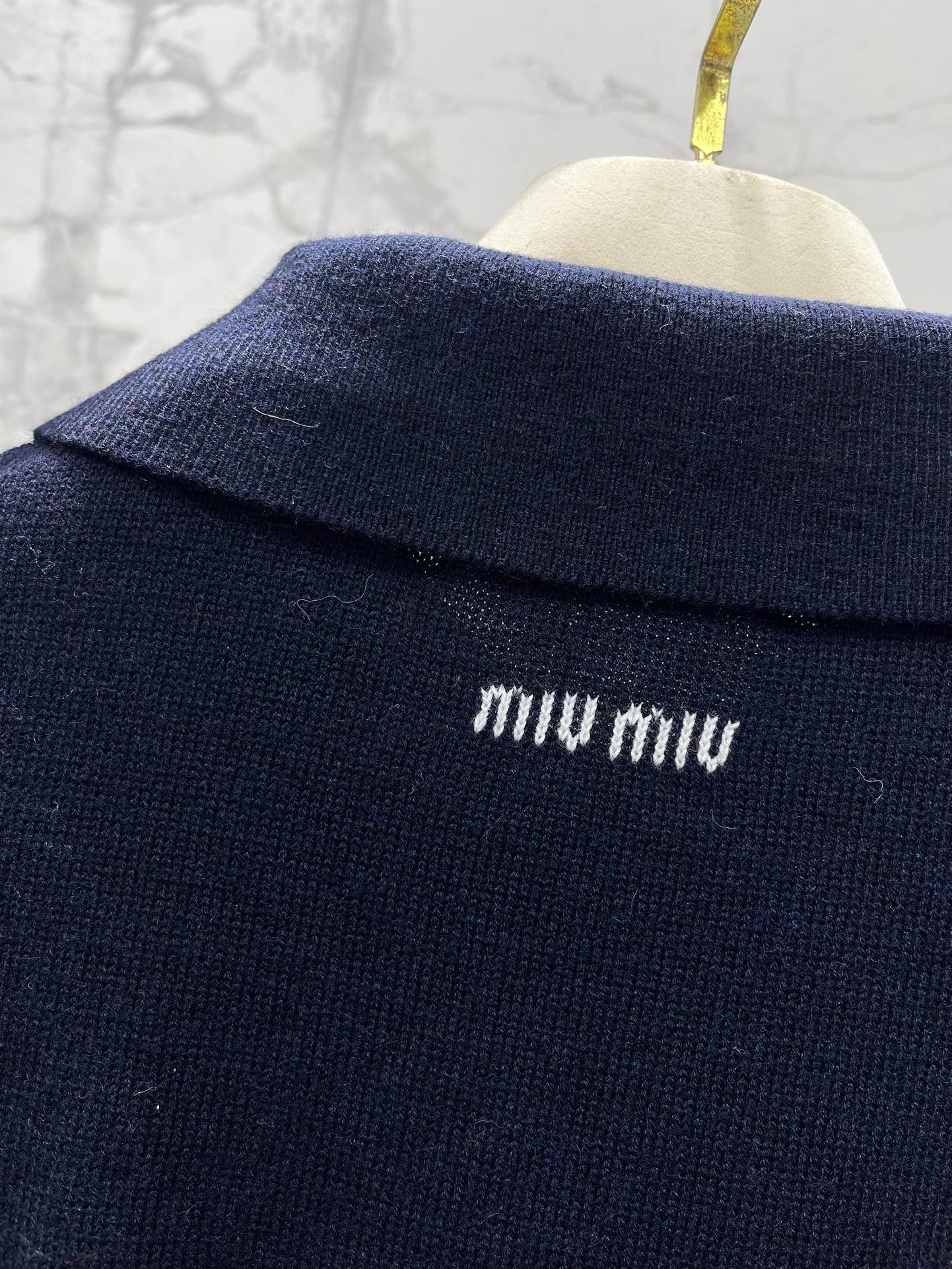 𝗠𝗜𝗨𝗠𝗜𝗨* 谬家新款翻领斜拉链长袖针织衫独特设计：翻领斜拉链，个性又吸睛针织衫最亮眼的地方就是它的翻