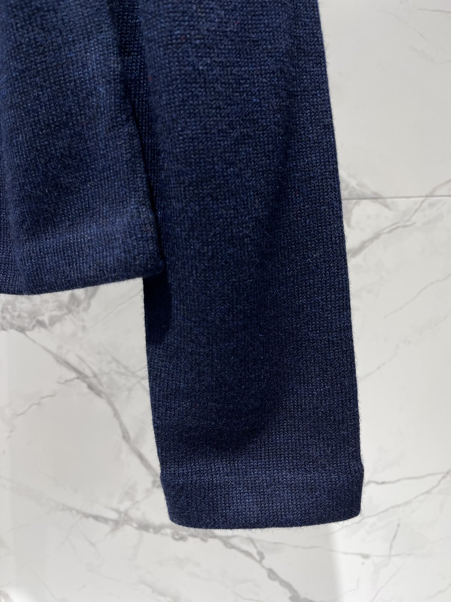 𝗠𝗜𝗨𝗠𝗜𝗨* 谬家新款翻领斜拉链长袖针织衫独特设计：翻领斜拉链，个性又吸睛针织衫最亮眼的地方就是它的翻