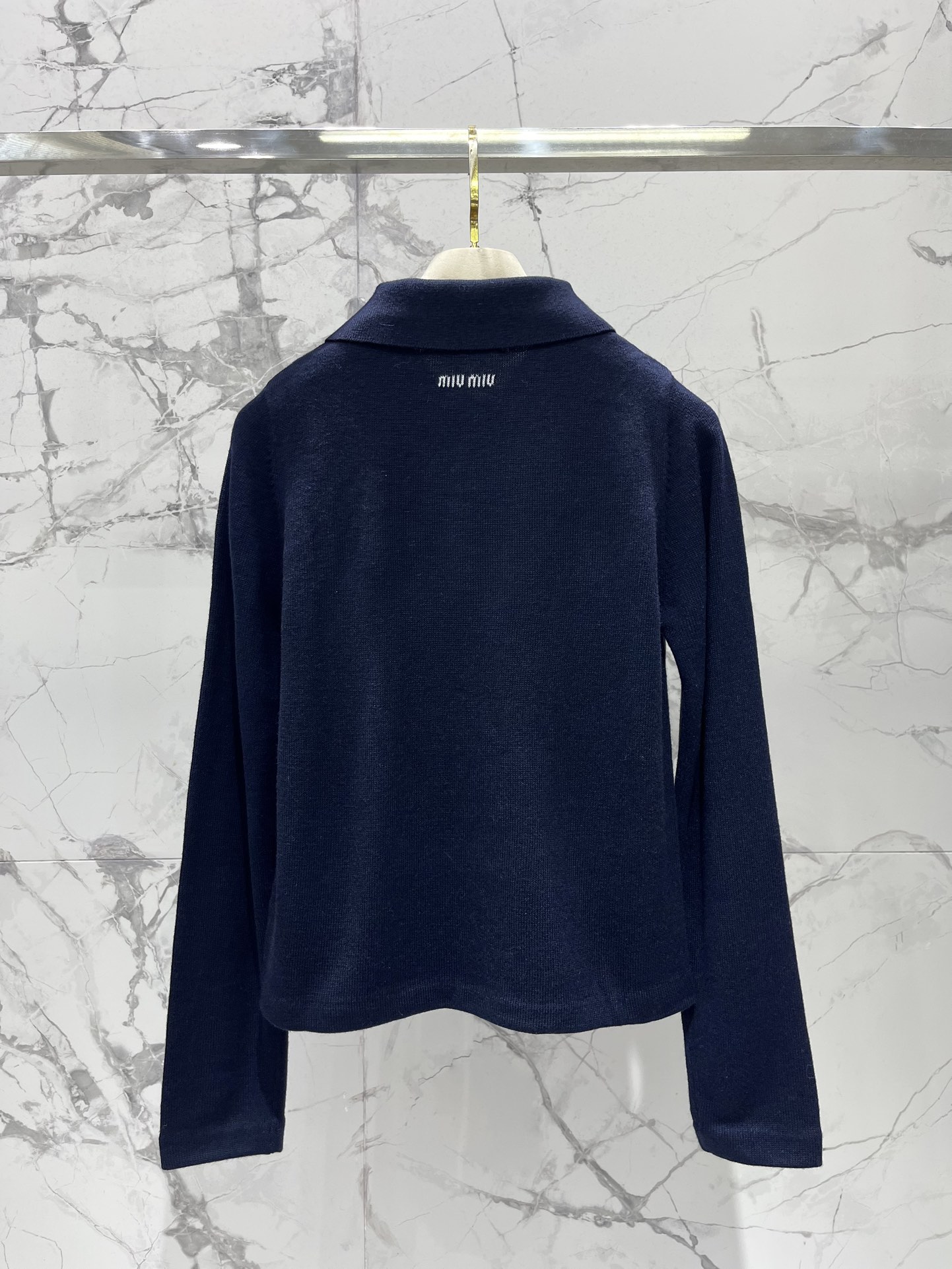 𝗠𝗜𝗨𝗠𝗜𝗨* 谬家新款翻领斜拉链长袖针织衫独特设计：翻领斜拉链，个性又吸睛针织衫最亮眼的地方就是它的翻