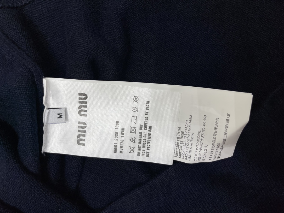 𝗠𝗜𝗨𝗠𝗜𝗨* 谬家新款翻领斜拉链长袖针织衫独特设计：翻领斜拉链，个性又吸睛针织衫最亮眼的地方就是它的翻