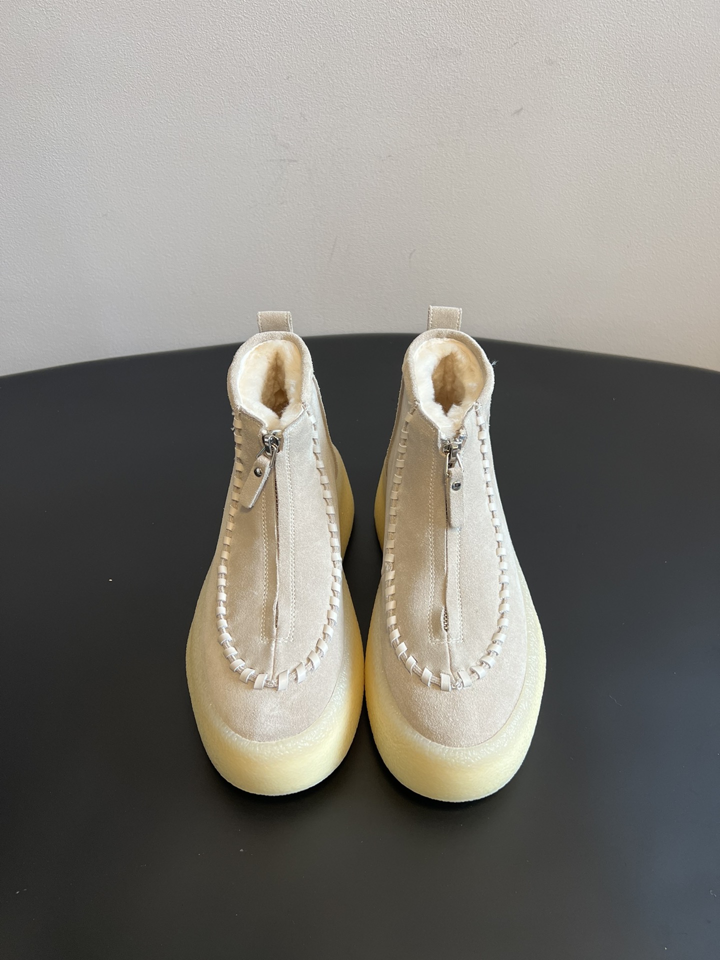 NO:545743,Top quality The Ro* Classic thick-soled front zipper boots TheRow zipper boots show long legs + niche not to match the style, don’t hesitate, choose it! Increase height and slimming, and aura, skirts and pants are all-in-one. The highest-end brand, whether it is clothes, bags and shoes, are the most durable, it’s no exaggeration to say: never out of time. This military style boots are particularly good-looking with tailored suits or super long dresses and other clothing! The versatile strength cannot be underestimated. The single product was born in Italy and is made of soft black leather. The front zipper design is easy to put on and take off and adds a cool feeling; the thick rubber soles feel comfortable and has a tough and stylish style. The upper is beef velvet, inner wool, raw rubber soles, Size35-40, snow boots, boots, skirts, business suit19860909顶级品质 The Ro* 经典厚底前拉链短靴 TheRow拉链短靴显腿长+小众不撞款不要犹豫了,选它没错!增高显瘦有气场裙子裤子无所不搭 最高端的品牌,无论是衣服 包包鞋子都是最耐看的,不夸张说一句:永不过时.这款军装风靴子与精裁西装或超长连衣裙等服装搭配都格外好看!百搭实力不可小觑 单品诞生于意大利的,以柔软黑色皮革制成,其正面的拉链设计方便穿脱又增添酷感;厚实的橡胶鞋底脚感舒适,颇具硬朗格调. 鞋面牛反绒 内里羊毛 大底生胶大底 Size35-40码,雪地靴,boots,skirts,business suit,Women's Shoes