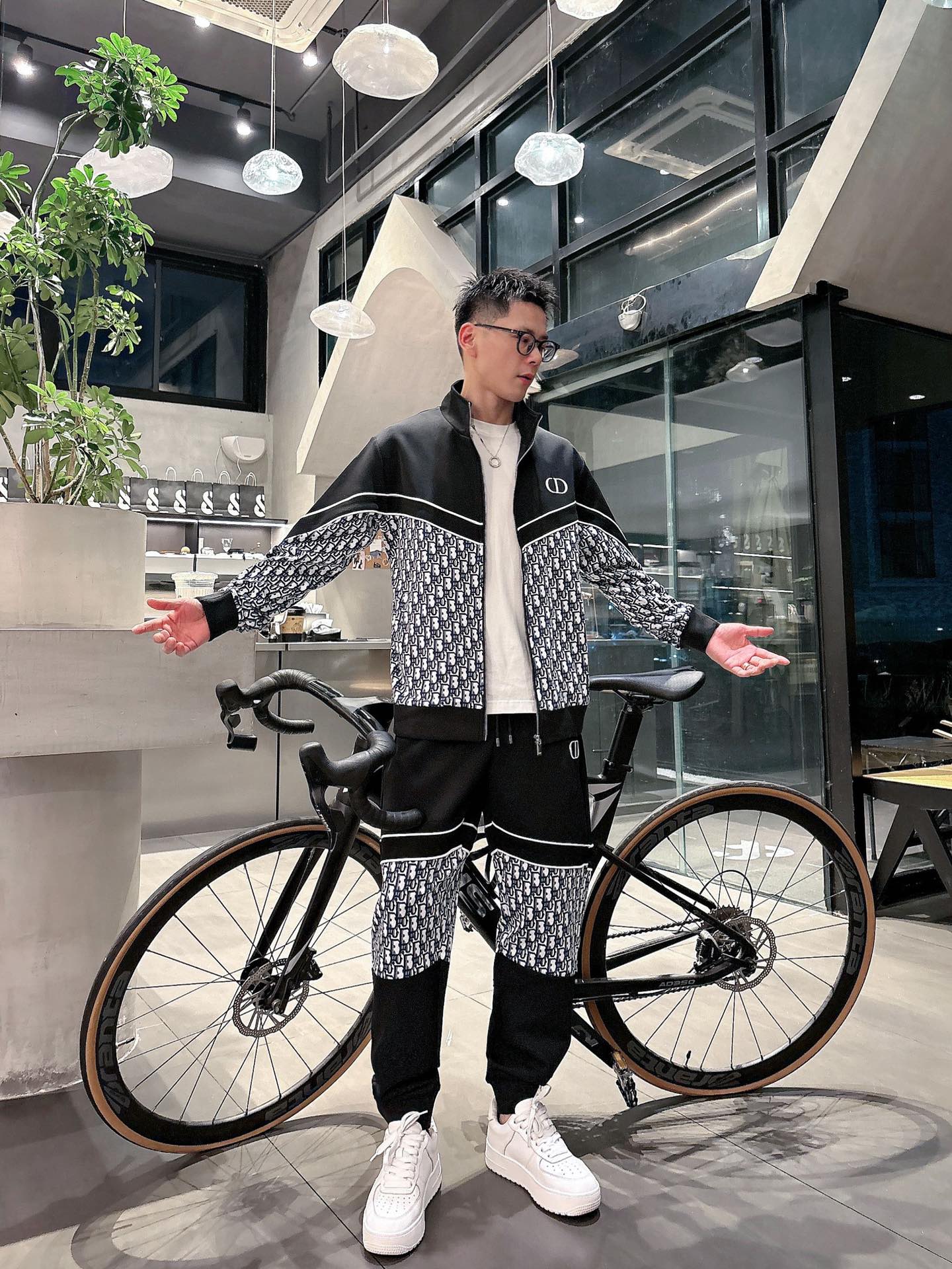 NO:550867,DIOR The hot-selling suit is coming, focusing on the original version of the official website. The new hot-selling cardigan set in 2025. The original single and fierce product pours into the meticulous work of top designers. It is a fit and perfect upper body effect. All-natural high-quality Tencel Roman cotton, close-fitting comfort, noble and elegant!  The original hardware all show elegant and noble temperament!  Counter size M-3XL (maximum wear to 190 catties), dior, dior, alexander wang19860909DIOR迪奥 爆款套装来袭 专注官网原版 2025全新爆款开衫套装 原单狠货倾注顶级设计师的精心之作 就为一个贴合、完美的上身效果 全天然优质天丝罗马棉,贴身的舒适感 高贵典雅！原厂五金无不彰显优雅高贵气质！专柜尺码M-3XL（最大穿到190斤）,,dior,dior,alexander wang,Men's clothing