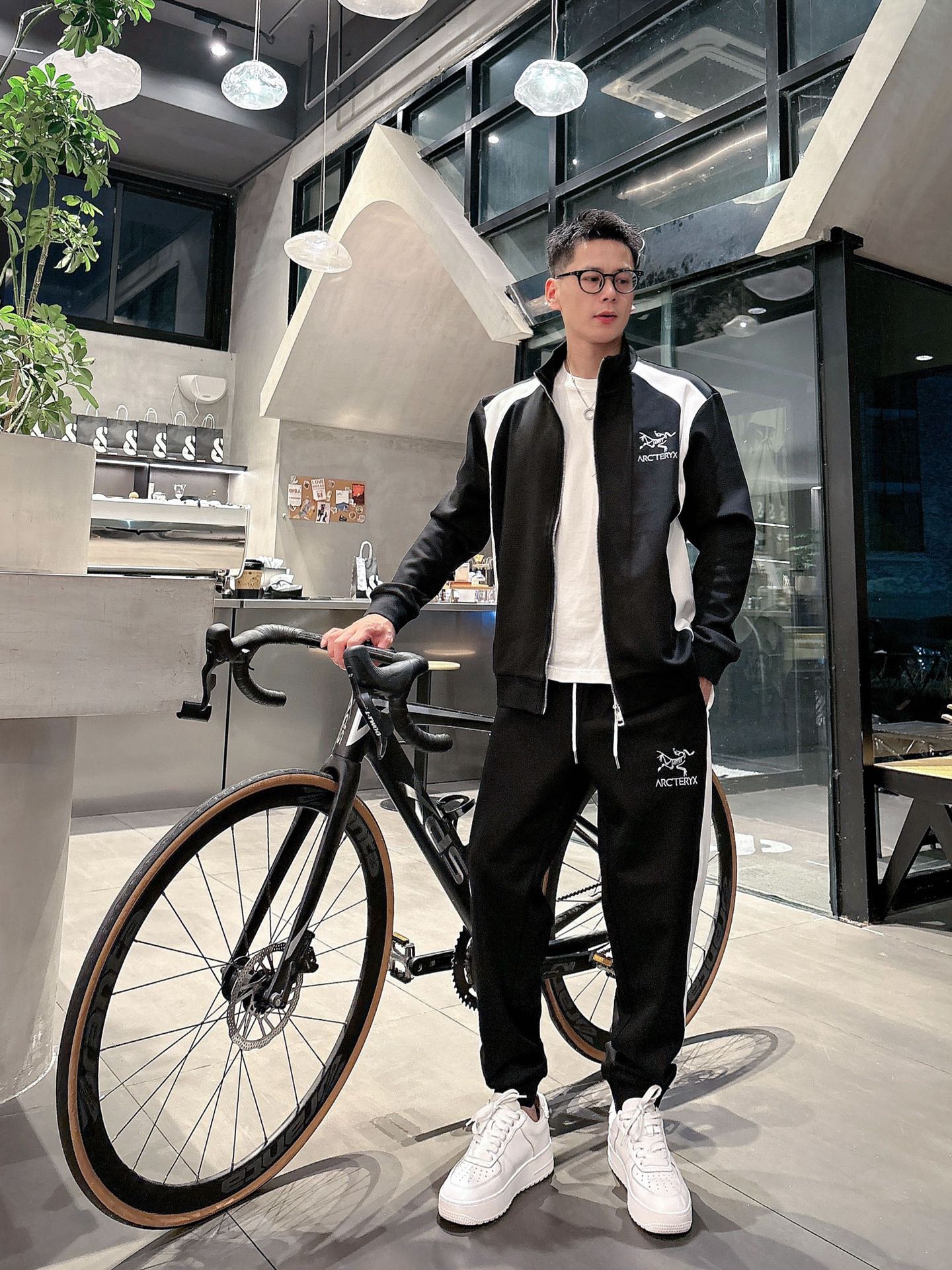 NO:550869,ARCTERYX Archaeopteryx hottest suit is coming, focusing on the original version of the official website, the new hottest cardigan set in 2025, the original single and ruthless product pours into the meticulous work of top designers, just for a fit and perfect upper body effect, all-natural high-quality Tencel Roman cotton, close-fitting comfort, noble and elegant!  The original hardware all show elegant and noble temperament!  Counter size M-3XL (maximum wear to 190 catties), arc'teryx, alexander wang19860909ARCTERYX始祖鸟爆款套装来袭 专注官网原版 2025全新爆款开衫套装 原单狠货倾注顶级设计师的精心之作 就为一个贴合、完美的上身效果 全天然优质天丝罗马棉,贴身的舒适感 高贵典雅！原厂五金无不彰显优雅高贵气质！专柜尺码M-3XL（最大穿到190斤）,arc'teryx,alexander wang,Men's clothing