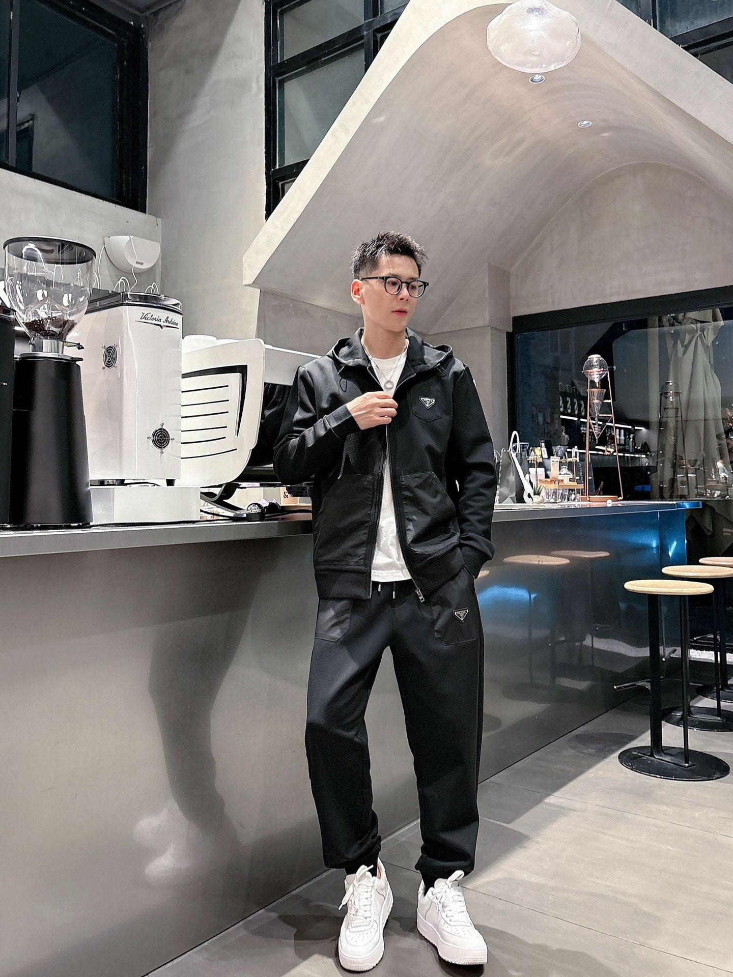 NO:550871,PRADA's hot-selling suit is coming, focusing on the original version of the official website. The new hot-selling cardigan set in 2025. The original single-handed product is poured into the meticulous work of top designers. It is a fit and perfect upper body effect. All-natural high-quality Tencel Roman cotton, close-fitting comfort, noble and elegant!  The original hardware all show elegant and noble temperament!  Counter size M-3XL (maximum wear to 190 catties), prada, prada, alexander wang19860909PRADA 普拉达爆款套装来袭 专注官网原版 2025全新爆款开衫套装 原单狠货倾注顶级设计师的精心之作 就为一个贴合、完美的上身效果 全天然优质天丝罗马棉,贴身的舒适感 高贵典雅！原厂五金无不彰显优雅高贵气质！专柜尺码M-3XL（最大穿到190斤）,,prada,prada,alexander wang,Men's clothing