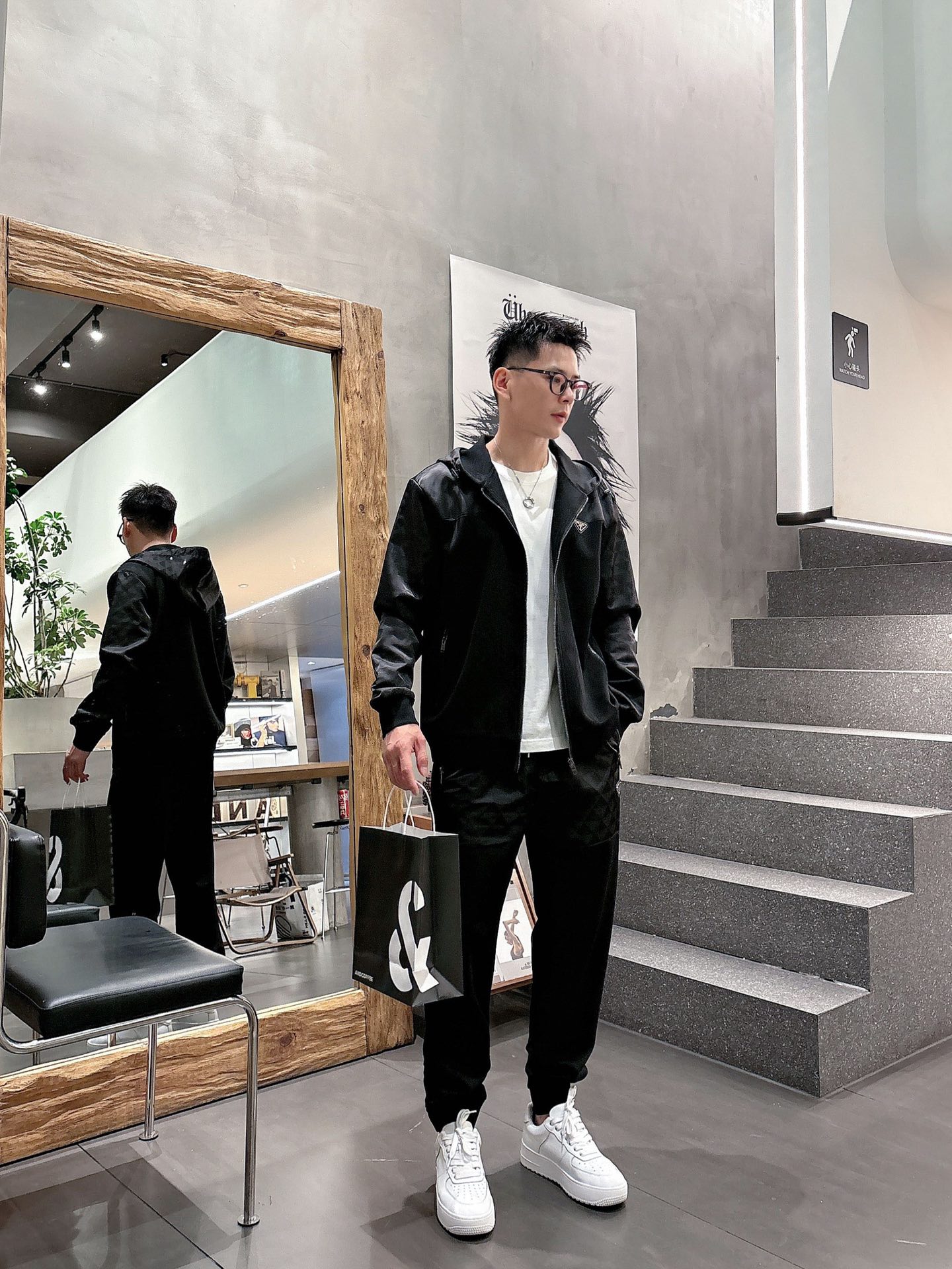 NO:550873,PRADA's hot-selling suit is coming, focusing on the original version of the official website. The new hot-selling cardigan set in 2025. The original single-handed product pours into the meticulous work of top designers. It is a fit and perfect upper body effect. All-natural high-quality Tencel Roman cotton, close-fitting comfort, noble and elegant!  The original hardware all show elegant and noble temperament!  Counter size M-3XL (maximum wear to 190 catties), prada, prada, alexander wang19860909PRADA 普拉达 爆款套装来袭 专注官网原版 2025全新爆款开衫套装 原单狠货倾注顶级设计师的精心之作 就为一个贴合、完美的上身效果 全天然优质天丝罗马棉,贴身的舒适感 高贵典雅！原厂五金无不彰显优雅高贵气质！专柜尺码M-3XL（最大穿到190斤）,,prada,prada,alexander wang,Men's clothing