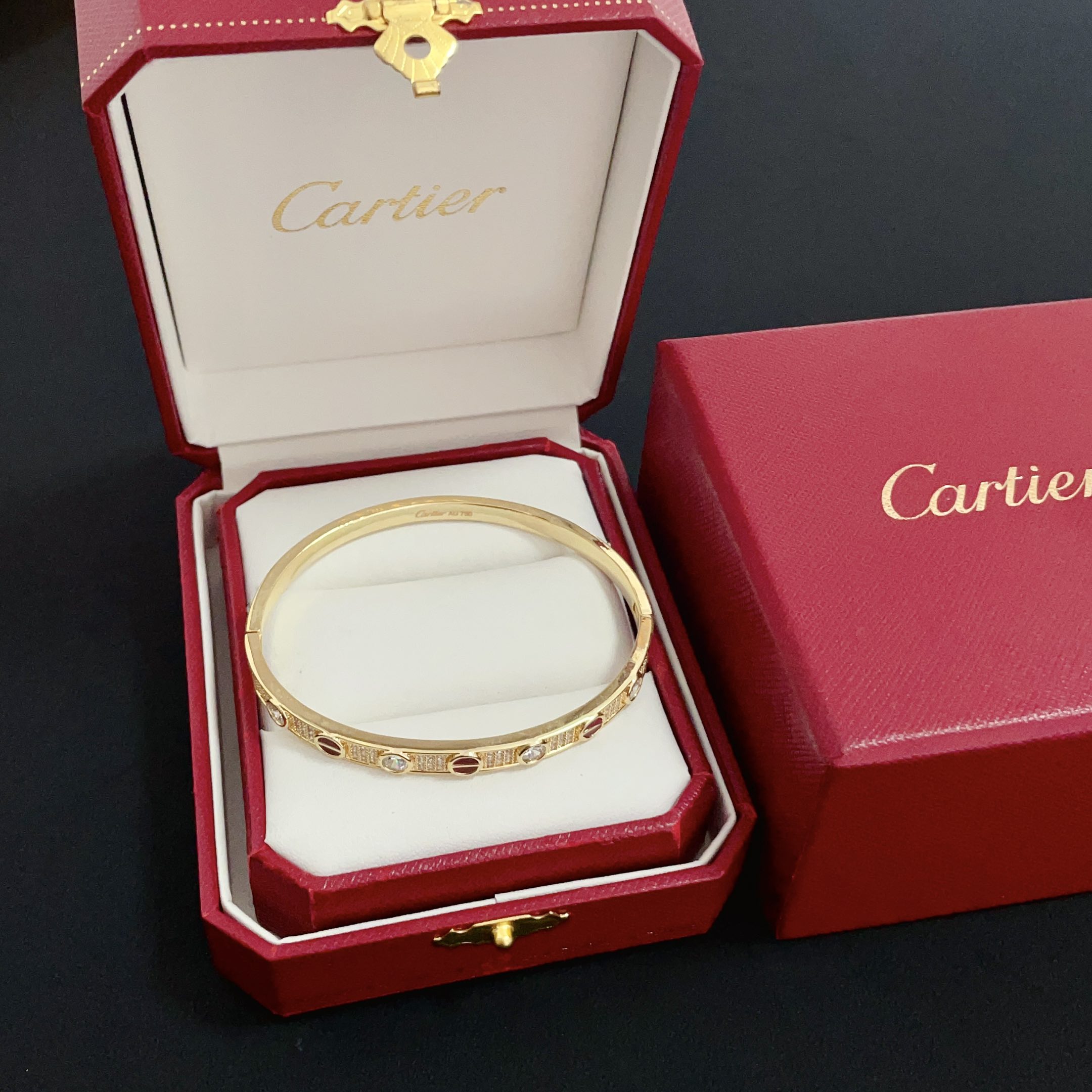 NO:557058,Cartier diamond-encrusted bracelet, high-end customized version, diamond-encrusted craftsmanship, V gold material, classic and fashionable style, reconstruct the aesthetics of love with sharp lines!  Breaking the rules, the diamond-encrusted design actually achieves the ceiling of high-end sense - no need for flashy accumulation, love should be as pure as ever. Cartier is loved by many celebrities and Internet celebrities. The Leopard series bracelet is absolutely an eternal classic, and it is not limited to men and women, and there is no age limit!  Wear it and you will be the center of attention!  , jewelry boutique, cartier, bracelet19860909卡地亚镶钻手镯 高端定制版本 镶嵌钻工艺 V金材质 经典而时尚风格 用凌厉线条重构爱情美学！打破常规,镶嵌钻设计反而成就高级感天花板——无需浮华堆砌,爱本应纯粹如初 卡地亚受众多明星网红的爱戴 豹子系列手镯 绝对是永恒经典 而且男女不限 年龄不限 ！戴上它你就是焦点！,饰品精品,cartier,bracelet,Jewelry