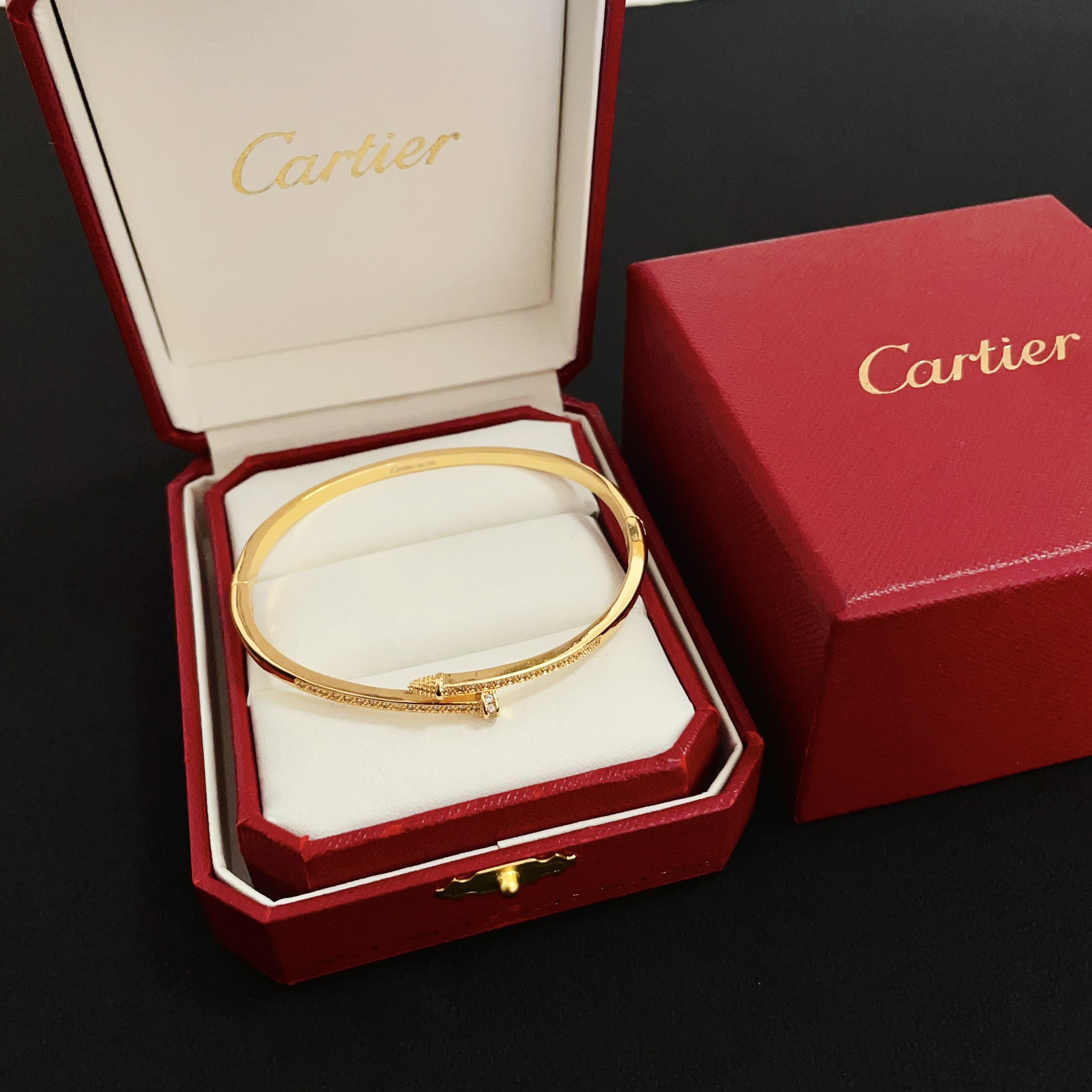 NO:557061,Cartier diamond-encrusted nail bracelet, high-end customized version, diamond-encrusted craftsmanship, V gold material, classic and fashionable style, reconstruct the aesthetics of love with sharp lines!  Breaking the rules, the diamond-encrusted design actually achieves the ceiling of high-end sense - no need for flashy accumulation, love should be as pure as ever. Cartier is loved by many celebrities and Internet celebrities. The Leopard series bracelet is absolutely an eternal classic, and it is not limited to men and women, and there is no age limit!  Wear it and you will be the center of attention!  , jewelry boutique, cartier, bracelet19860909卡地亚镶钻钉子手镯 高端定制版本 镶嵌钻工艺 V金材质 经典而时尚风格 用凌厉线条重构爱情美学！打破常规,镶嵌钻设计反而成就高级感天花板——无需浮华堆砌,爱本应纯粹如初 卡地亚受众多明星网红的爱戴 豹子系列手镯 绝对是永恒经典 而且男女不限 年龄不限 ！戴上它你就是焦点！,饰品精品,cartier,bracelet,Jewelry