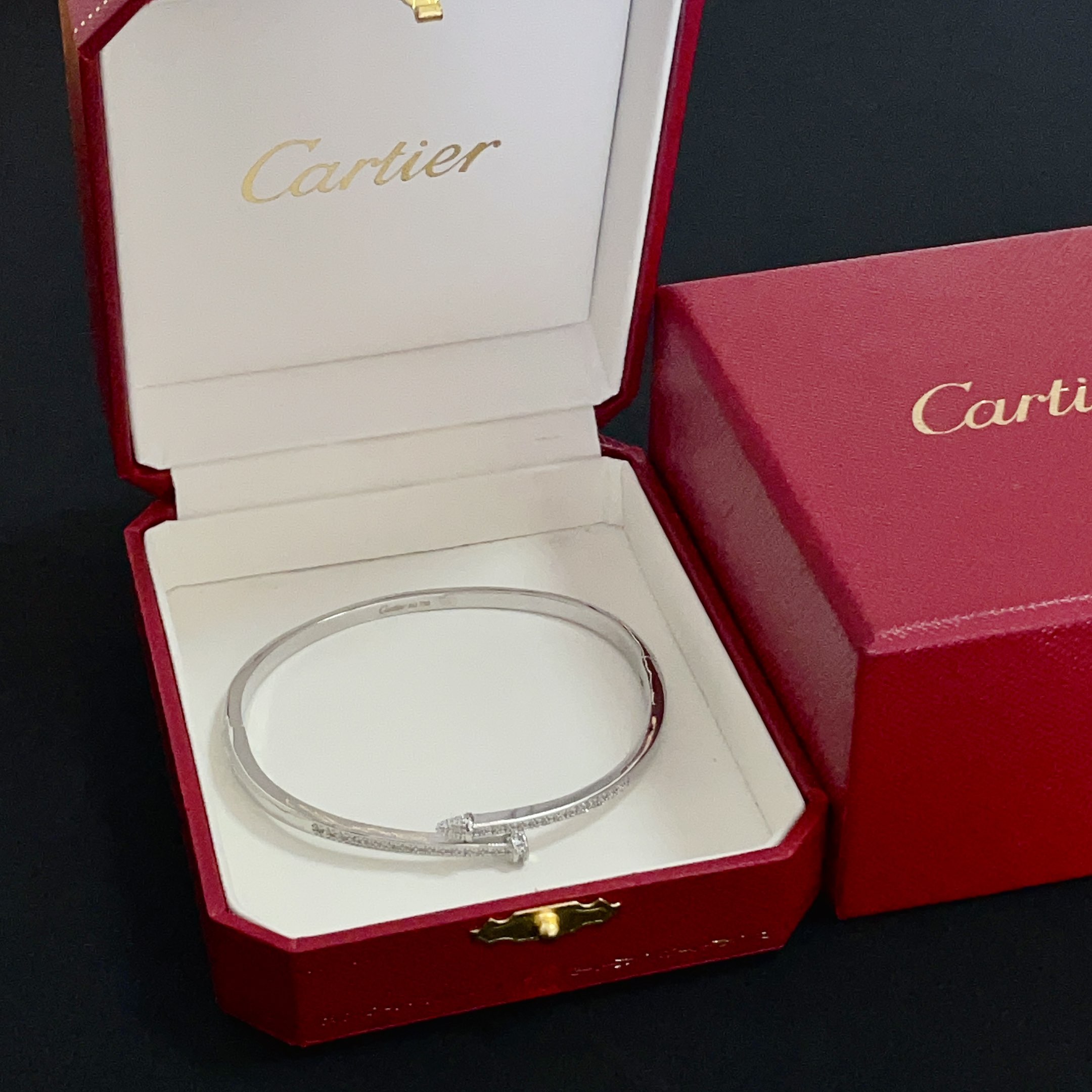 NO:557068,Cartier diamond-encrusted bracelet, high-end customized version, diamond-encrusted craftsmanship, V gold material, classic and fashionable style, reconstruct the aesthetics of love with sharp lines!  Breaking the rules, the diamond-encrusted design actually achieves the ceiling of high-end sense - no need for flashy accumulation, love should be as pure as ever. Cartier is loved by many celebrities and Internet celebrities. The Leopard series bracelet is absolutely an eternal classic, and it is not limited to men and women, and there is no age limit!  Wear it and you will be the center of attention!  , jewelry boutique, cartier, bracelet19860909卡地亚镶钻手镯 高端定制版本 镶嵌钻工艺 V金材质 经典而时尚风格 用凌厉线条重构爱情美学！打破常规,镶嵌钻设计反而成就高级感天花板——无需浮华堆砌,爱本应纯粹如初 卡地亚受众多明星网红的爱戴 豹子系列手镯 绝对是永恒经典 而且男女不限 年龄不限 ！戴上它你就是焦点！,饰品精品,cartier,bracelet,Jewelry