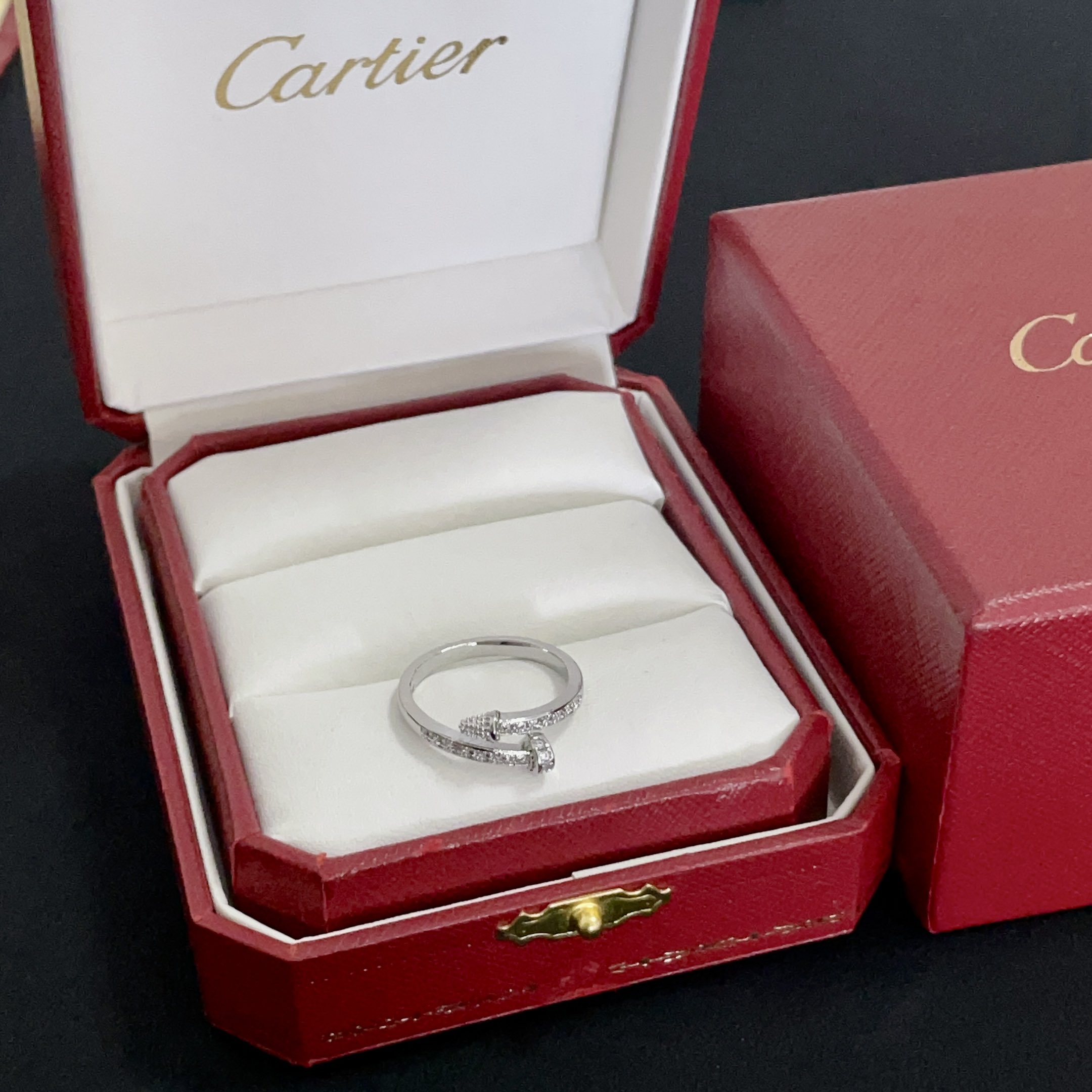 NO:557071,Cartier diamond-set ring, high-end customized version, diamond-set technology, V gold material, classic and fashionable style, using sharp lines to reconstruct the aesthetics of love!  Breaking the rules, the diamond-encrusted design actually achieves the ceiling of high-end sense - no need for flashy accumulation, love should be as pure as ever. Cartier is loved by many celebrities and Internet celebrities. The Leopard series bracelet is absolutely an eternal classic, and it is not limited to men and women, and there is no age limit!  Wear it and you will be the center of attention!  , jewelry boutique, cartier, ring, bracelet19860909卡地亚镶钻戒指 高端定制版本 镶嵌钻工艺 V金材质 经典而时尚风格 用凌厉线条重构爱情美学！打破常规,镶嵌钻设计反而成就高级感天花板——无需浮华堆砌,爱本应纯粹如初 卡地亚受众多明星网红的爱戴 豹子系列手镯 绝对是永恒经典 而且男女不限 年龄不限 ！戴上它你就是焦点！,饰品精品,cartier,ring,bracelet,Jewelry