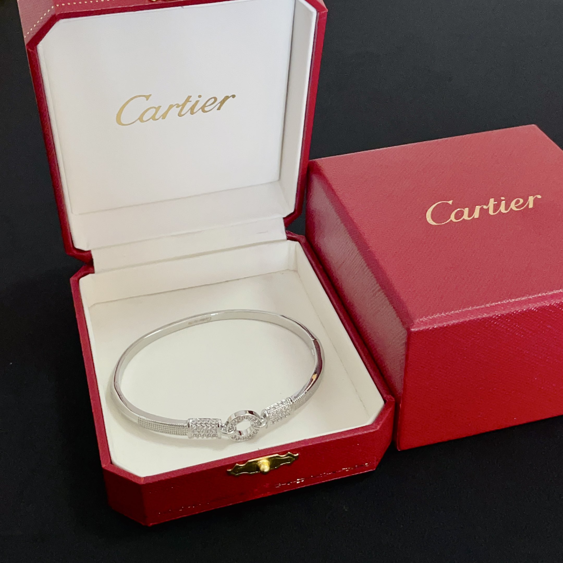 NO:557074,Cartier diamond-encrusted bracelet, high-end customized version, diamond-encrusted craftsmanship, V gold material, classic and fashionable style, reconstruct the aesthetics of love with sharp lines!  Breaking the rules, the diamond-encrusted design actually achieves the ceiling of high-end sense - no need for flashy accumulation, love should be as pure as ever. Cartier is loved by many celebrities and Internet celebrities. The Leopard series bracelet is absolutely an eternal classic, and it is not limited to men and women, and there is no age limit!  Wear it and you will be the center of attention!  , jewelry boutique, cartier, bracelet19860909卡地亚镶钻手镯 高端定制版本 镶嵌钻工艺 V金材质 经典而时尚风格 用凌厉线条重构爱情美学！打破常规,镶嵌钻设计反而成就高级感天花板——无需浮华堆砌,爱本应纯粹如初 卡地亚受众多明星网红的爱戴 豹子系列手镯 绝对是永恒经典 而且男女不限 年龄不限 ！戴上它你就是焦点！,饰品精品,cartier,bracelet,Jewelry