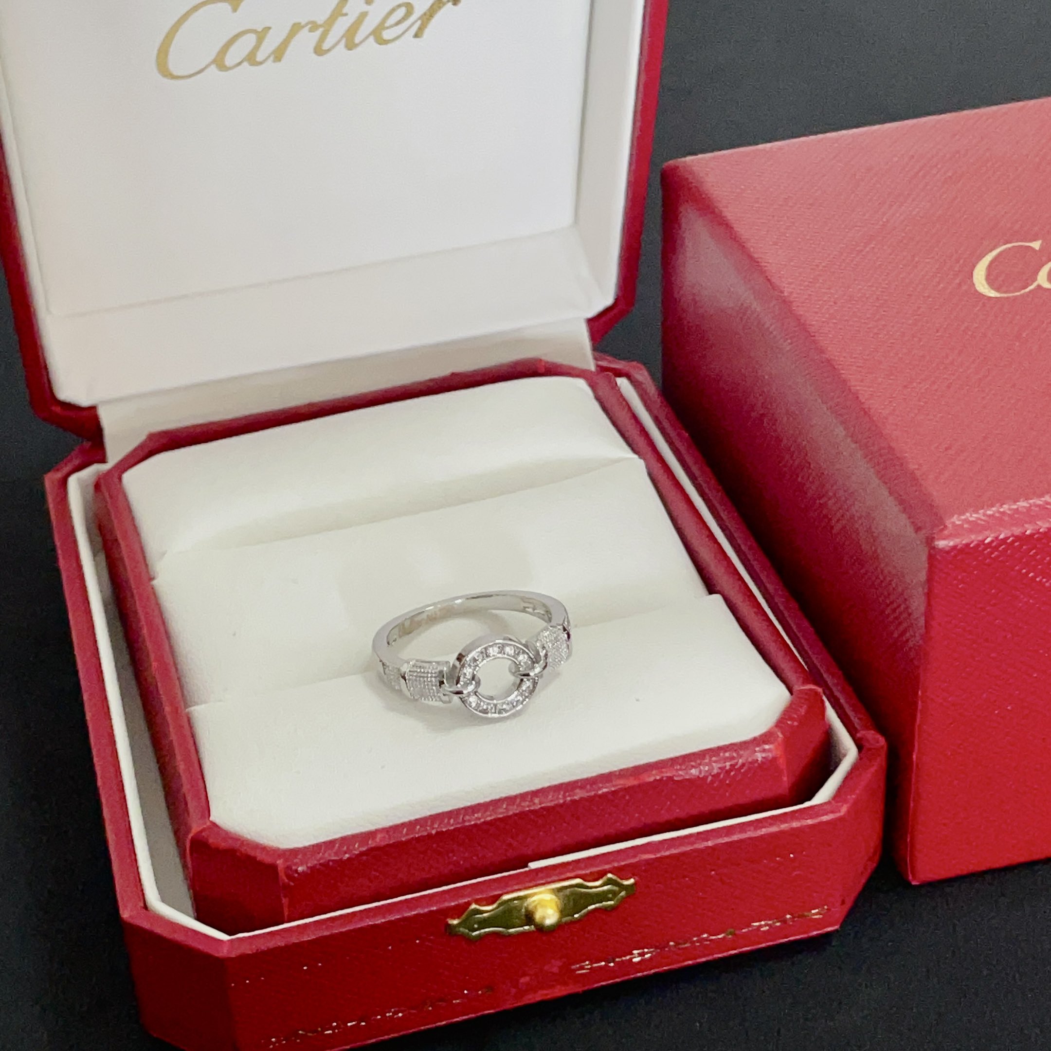 NO:557077,Cartier diamond-set ring, high-end customized version, diamond-set technology, V gold material, classic and fashionable style, using sharp lines to reconstruct the aesthetics of love!  Breaking the rules, the diamond-encrusted design actually achieves the ceiling of high-end sense - no need for flashy accumulation, love should be as pure as ever. Cartier is loved by many celebrities and Internet celebrities. The Leopard series bracelet is absolutely an eternal classic, and it is not limited to men and women, and there is no age limit!  Wear it and you will be the center of attention!  , jewelry boutique, cartier, ring, bracelet19860909卡地亚镶钻戒指 高端定制版本 镶嵌钻工艺 V金材质 经典而时尚风格 用凌厉线条重构爱情美学！打破常规,镶嵌钻设计反而成就高级感天花板——无需浮华堆砌,爱本应纯粹如初 卡地亚受众多明星网红的爱戴 豹子系列手镯 绝对是永恒经典 而且男女不限 年龄不限 ！戴上它你就是焦点！,饰品精品,cartier,ring,bracelet,Jewelry