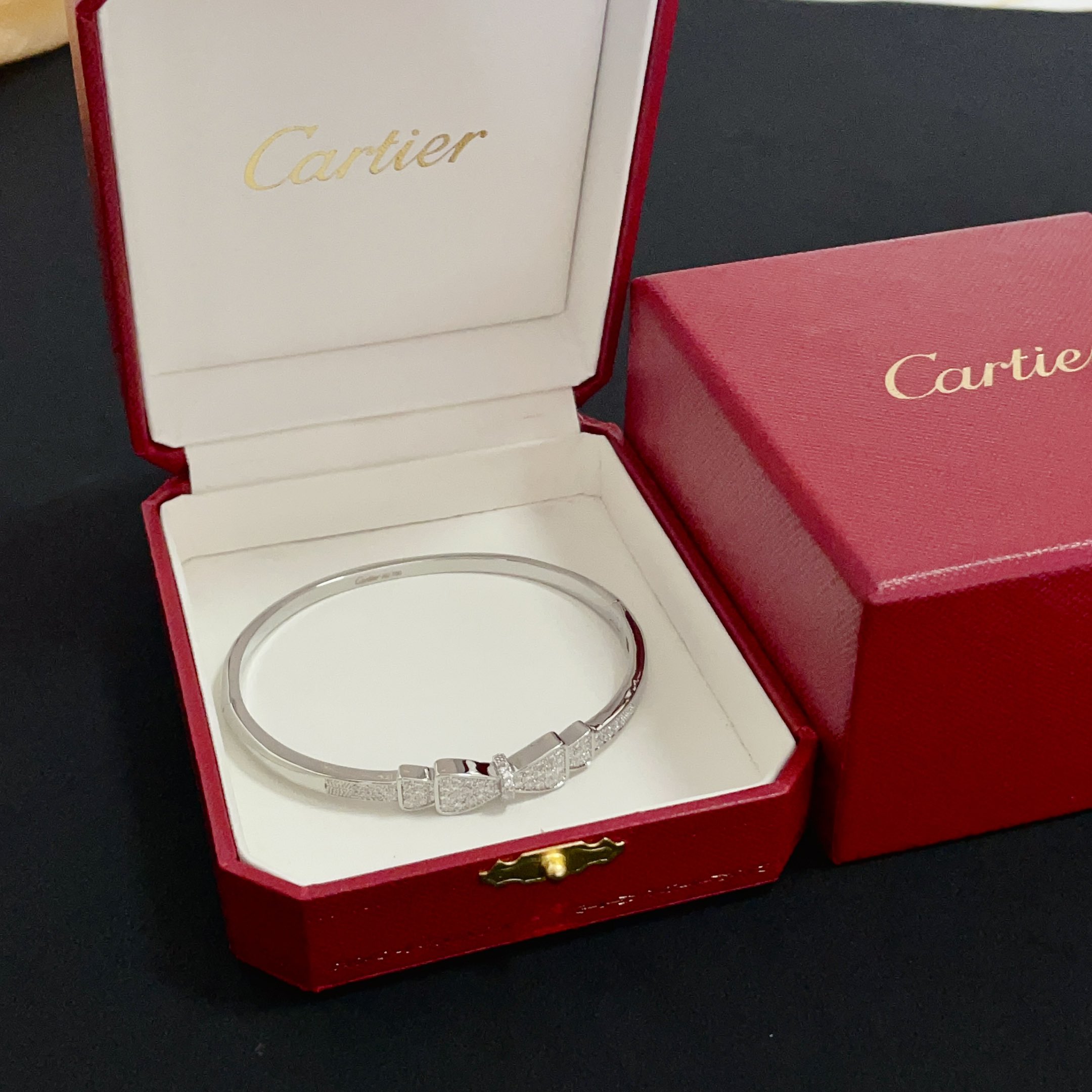 NO:557060,Cartier diamond-encrusted bracelet, high-end customized version, diamond-encrusted craftsmanship, V gold material, classic and fashionable style, reconstruct the aesthetics of love with sharp lines!  Breaking the rules, the diamond-encrusted design actually achieves the ceiling of high-end sense - no need for flashy accumulation, love should be as pure as ever. Cartier is loved by many celebrities and Internet celebrities. The Leopard series bracelet is absolutely an eternal classic, and it is not limited to men and women, and there is no age limit!  Wear it and you will be the center of attention!  , jewelry boutique, cartier, bracelet19860909卡地亚镶钻手镯 高端定制版本 镶嵌钻工艺 V金材质 经典而时尚风格 用凌厉线条重构爱情美学！打破常规,镶嵌钻设计反而成就高级感天花板——无需浮华堆砌,爱本应纯粹如初 卡地亚受众多明星网红的爱戴 豹子系列手镯 绝对是永恒经典 而且男女不限 年龄不限 ！戴上它你就是焦点！,饰品精品,cartier,bracelet,Jewelry