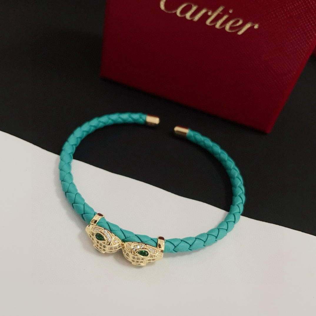 NO:557075,Cartier leather rope bracelet, high-end customized version, inlaid with diamond craftsmanship, V gold material, classic and fashionable style, reconstructing the aesthetics of love with sharp lines!  Breaking the rules, the diamond-encrusted design actually achieves the ceiling of high-end sense - no need for flashy accumulation, love should be as pure as ever. Cartier is loved by many celebrities and Internet celebrities. The Leopard series bracelet is absolutely an eternal classic, and it is not limited to men and women, and there is no age limit!  Wear it and you will be the center of attention!  , jewelry boutique, cartier, bracelet19860909卡地亚皮绳手镯 高端定制版本 镶嵌钻工艺 V金材质 经典而时尚风格 用凌厉线条重构爱情美学！打破常规,镶嵌钻设计反而成就高级感天花板——无需浮华堆砌,爱本应纯粹如初 卡地亚受众多明星网红的爱戴 豹子系列手镯 绝对是永恒经典 而且男女不限 年龄不限 ！戴上它你就是焦点！,饰品精品,cartier,bracelet,Jewelry