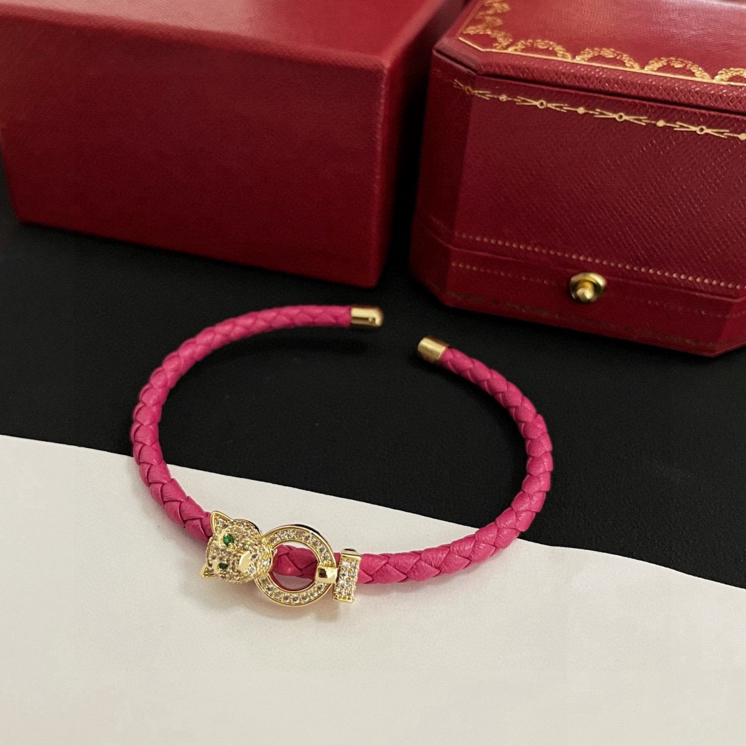 NO:557078,Cartier leopard scalp rope bracelet, high-end customized version, diamond-encrusted craftsmanship, V gold material, classic and fashionable style, reconstruct the aesthetics of love with sharp lines!  Breaking the rules, the diamond-encrusted design actually achieves the ceiling of high-end sense - no need for flashy accumulation, love should be as pure as ever. Cartier is loved by many celebrities and Internet celebrities. The Leopard series bracelet is absolutely an eternal classic, and it is not limited to men and women, and there is no age limit!  Wear it and you will be the center of attention!  , jewelry boutique, cartier, bracelet19860909卡地亚豹头皮绳手镯 高端定制版本 镶嵌钻工艺 V金材质 经典而时尚风格 用凌厉线条重构爱情美学！打破常规,镶嵌钻设计反而成就高级感天花板——无需浮华堆砌,爱本应纯粹如初 卡地亚受众多明星网红的爱戴 豹子系列手镯 绝对是永恒经典 而且男女不限 年龄不限 ！戴上它你就是焦点！,饰品精品,cartier,bracelet,Jewelry
