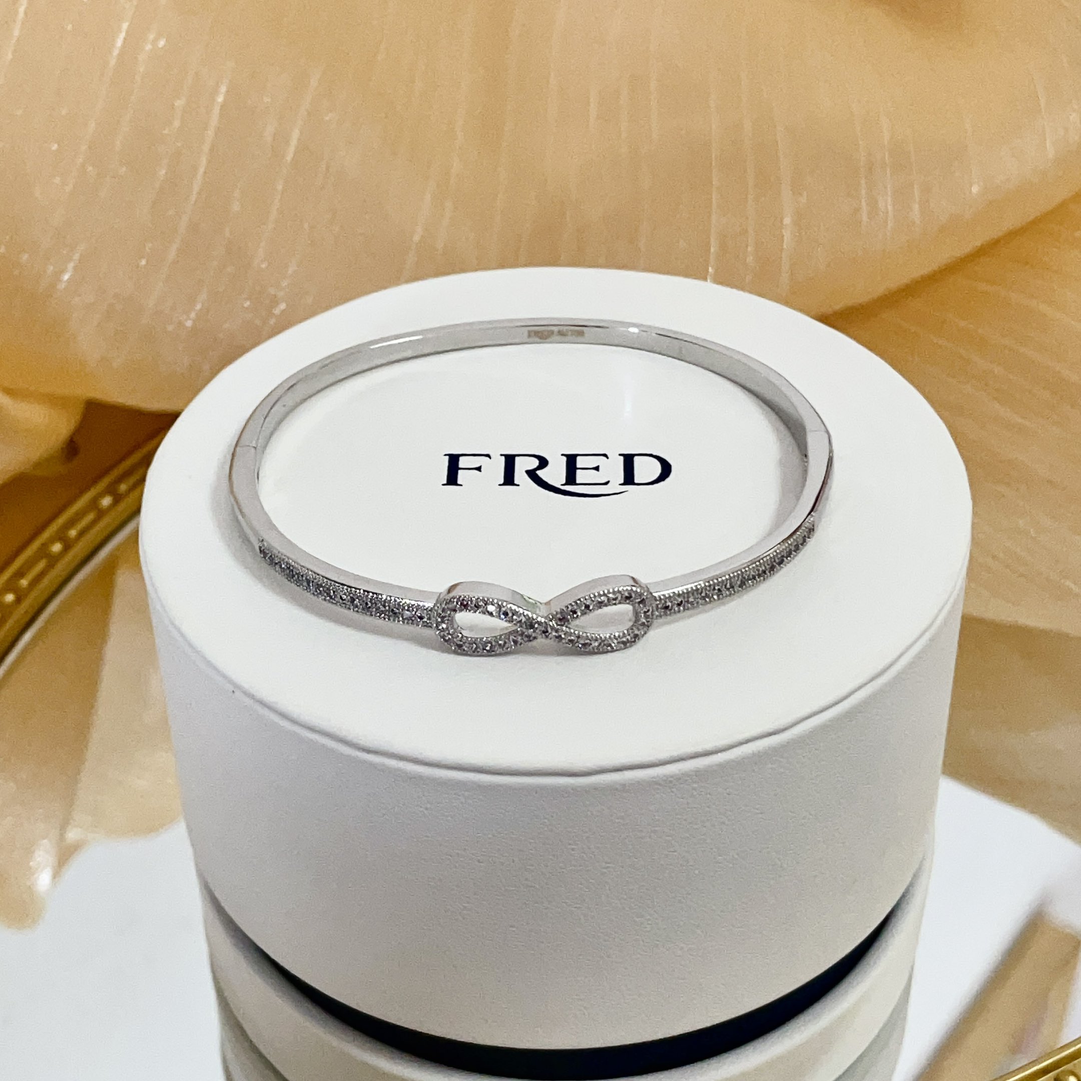 NO:557082,Popular Frederic full diamond horseshoe buckle bracelet, classic and versatile, a must-have item for fashionistas, fashionable and exquisite, 11 pairs of customized versions, thickened 18k electroplating process, different from the ordinary version on the market, the effect is very versatile!  !  , jewelry boutique, bracelet19860909火爆 费雷德满钻马蹄扣手镯 经典百搭,网红达人 时尚一族备必单品,时尚精致,11对版定制,加厚电镀18k工艺,区别市面上普通版本上手效果非常百搭！！,饰品精品,bracelet,Jewelry